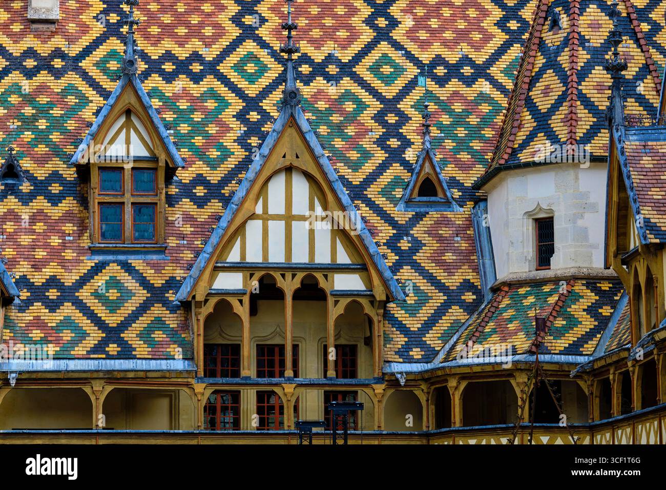 France, Côte-d'Or, Beaune, Hospices de Beaune, Hôtel-Dieu, toit en tuiles vitrées multicolores dans la cour principale Banque D'Images