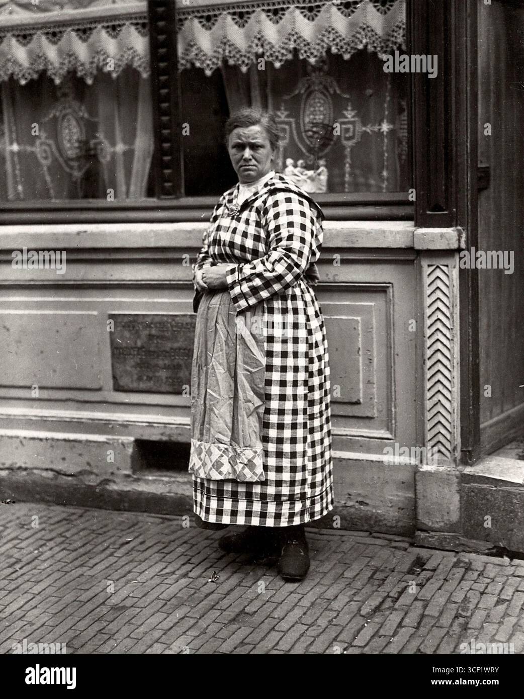 En 1922, la patiente de Dr Otto-Otto, guérie d'une boiterie, est montrée marchant dehors après un traitement orthopédique réussi aux pays-Bas. Banque D'Images