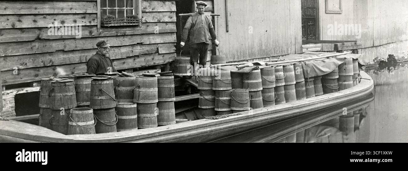 En 1913, 'Het Leven' a publié une fausse histoire sur une usine d'œufs artificiels électrochimiques, mettant en scène une image de la livraison de chaux pour coquilles d'œufs. Banque D'Images