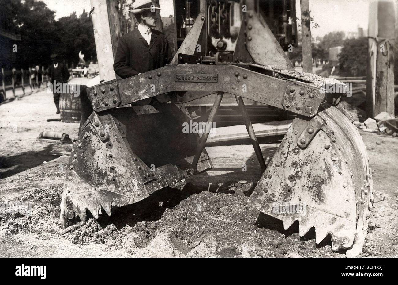 Dans une blague de 1914 April Fools dans Het Leven, un grappin mécanique d'une excavatrice est montré comme la cause de la propagation des bactéries de la maladie du sommeil. Banque D'Images