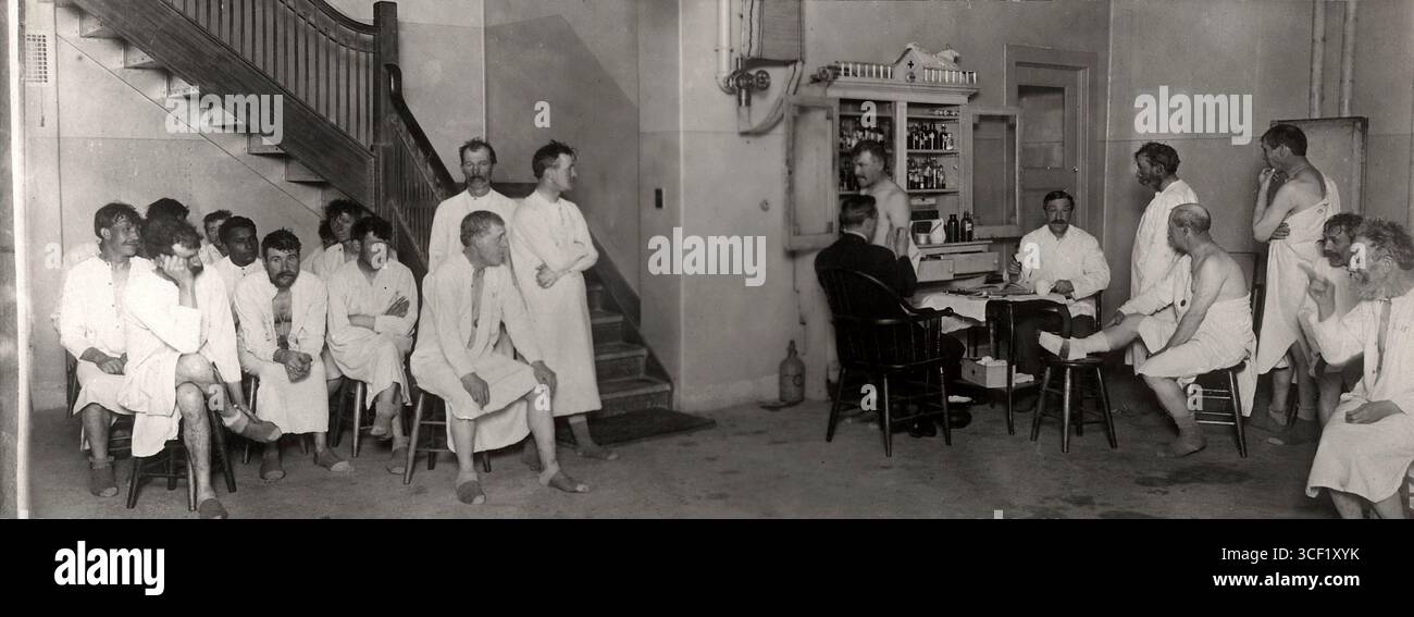 Dans le magazine Het Leven, une blague du 1er avril a été publiée en 1914 sur une supposée épidémie de maladie du sommeil. La photo montre des victimes qui auraient reçu une injection de sérum dans une clinique tropicale à Amsterdam. Cependant, l'emplacement réel est la maison d'hébergement municipale à New York. Banque D'Images