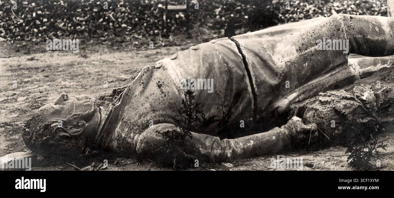 Une blague des Fools d'avril 1914 dans Het Leven dépeint une victime de la maladie du sommeil fictive trouvée dans la rue. En réalité, la photo montre une statue tombée. Banque D'Images