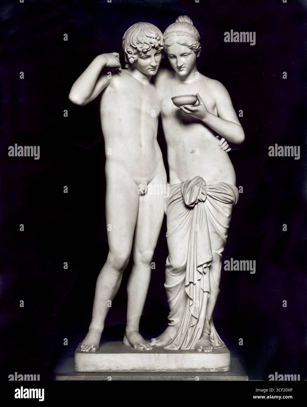 Amor et Psyché, sculpture classique de Bertel Thorwaldsen, créée en 1906. La sculpture représente l'histoire mythologique de Cupidon et Psyché. 1906. Banque D'Images