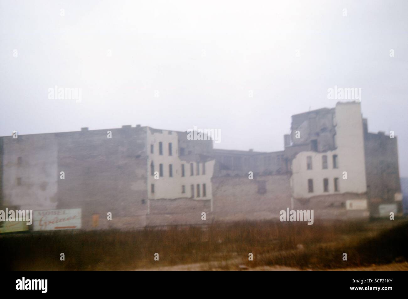 Ruines du Bayernhof sur Potsdamer Straße, Berlin, avril 1963. Autrefois un grand lieu près de Potsdamer Platz, laissé abandonné après la guerre mondiale II Banque D'Images