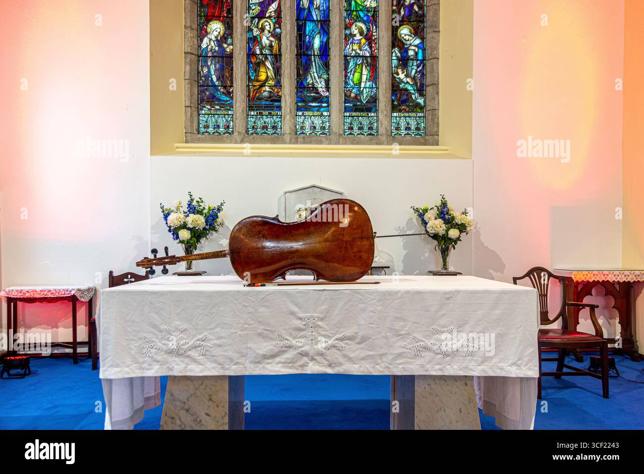 Violoncelle sur autel de l'église Banque D'Images