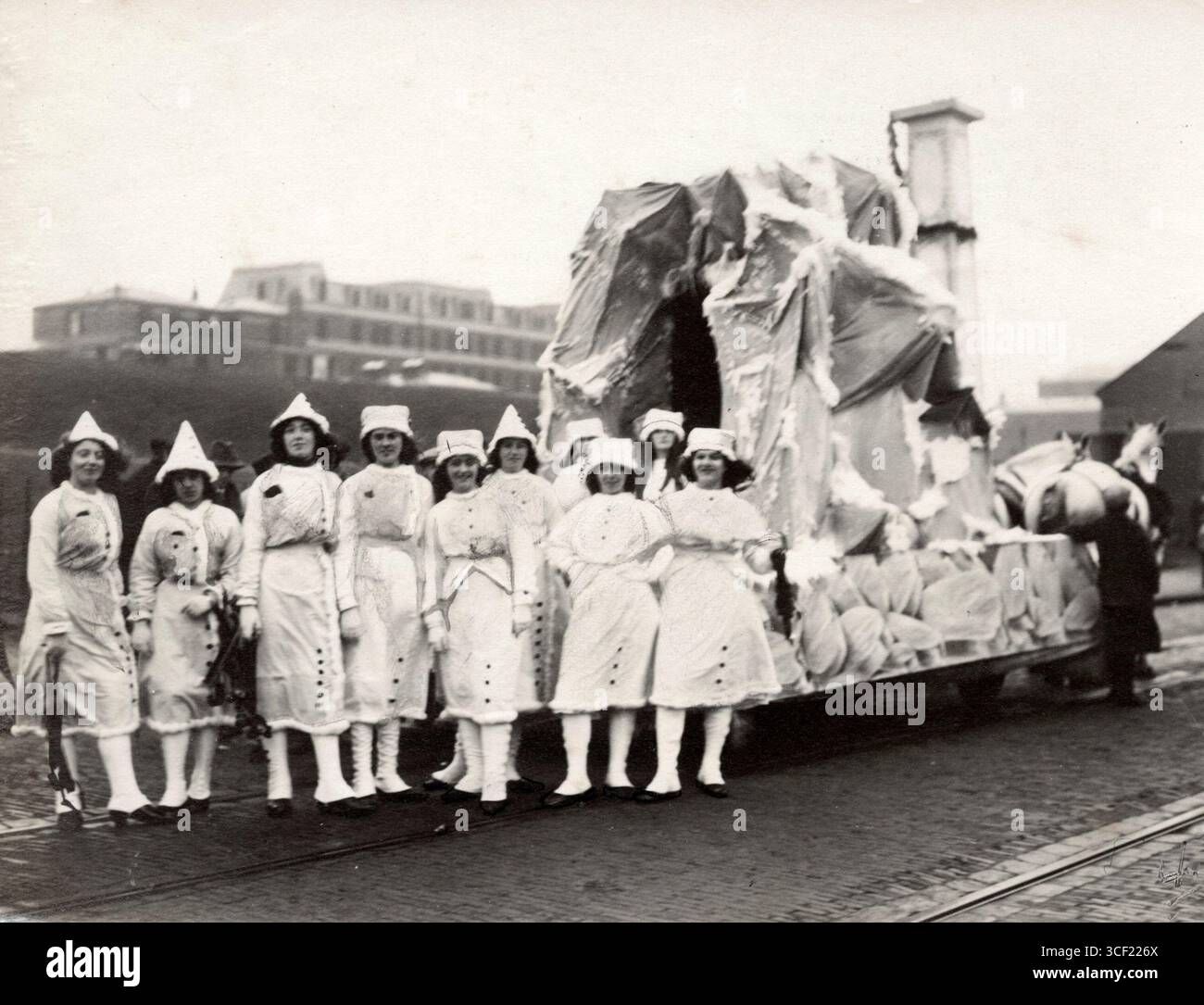 En 1913, un défilé à Scheveningen célébrait les 100 ans de l'indépendance néerlandaise. Les filles sont vues participer à la procession à côté d'un char décoré. Banque D'Images