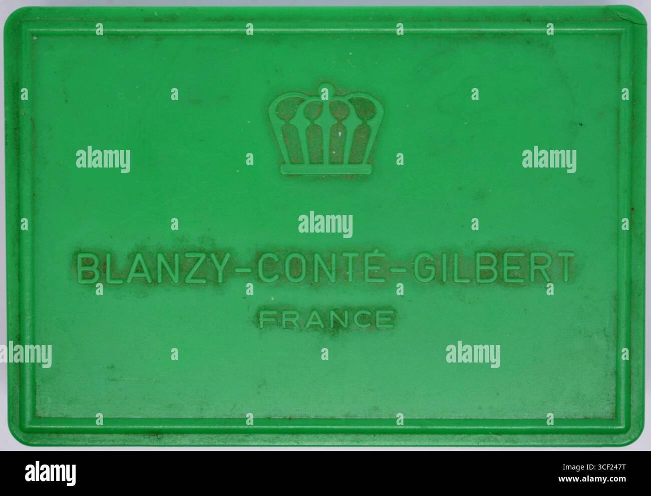 Une boîte de stylos plume Tréraid, modèle n° 1802, avec une pointe de 1,25 mm. Fabriqués par Blanzy-Conté-Gilbert, une importante entreprise française au début du XXe siècle, ces stylos sont appréciés pour leur savoir-faire artisanal et leur importance historique. Banque D'Images