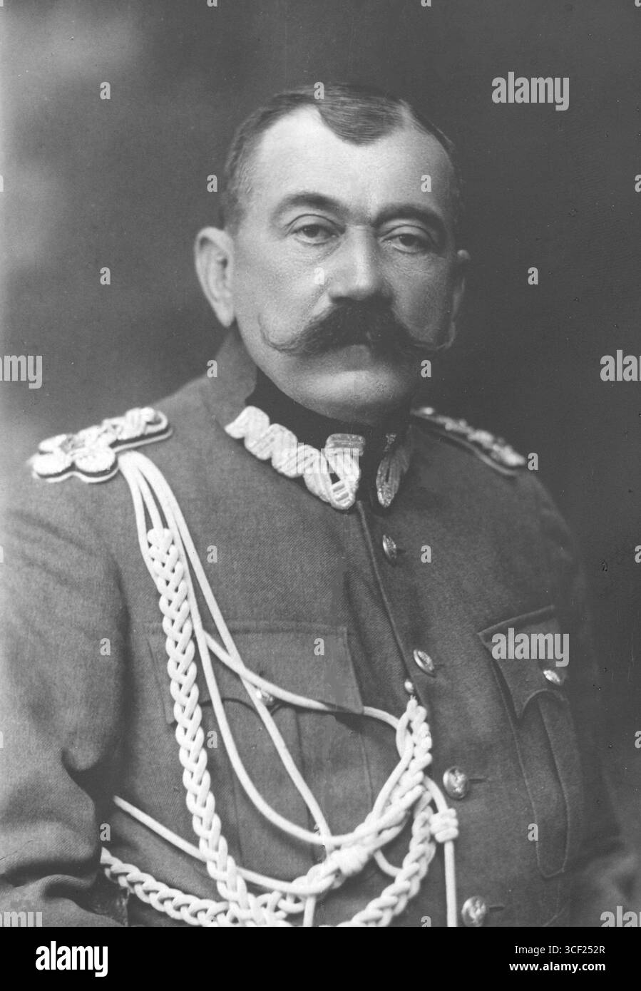 Jan Rzdkowski (1860-1934) était lieutenant général titulaire dans l'armée polonaise et commandant de la Légion Puawski. Ce portrait, pris dans un uniforme de gala, représente une figure clé de l'histoire militaire polonaise. Banque D'Images