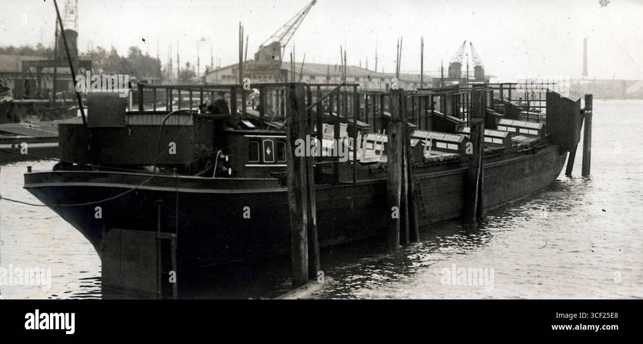 Une prison d'urgence à bord d'un navire à Rotterdam, pays-Bas, 1918. Cette image montre une configuration temporaire pour loger des prisonniers sur un navire, donnant un aperçu des conditions de guerre. Le navire a servi de centre de détention pendant une période de surpeuplement dans les prisons classiques. Banque D'Images