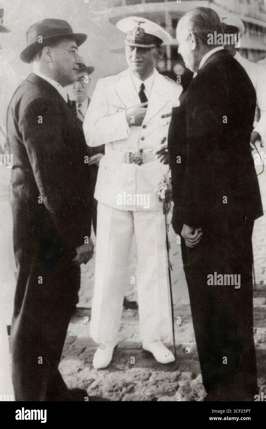 Le capitaine Langsdorff du cuirassé allemand Admiral Graf von Spee s'entretient avec l'envoyé allemand Langmann sur le quai de Montevideo après la première bataille navale de la seconde Guerre mondiale en 1939. Banque D'Images