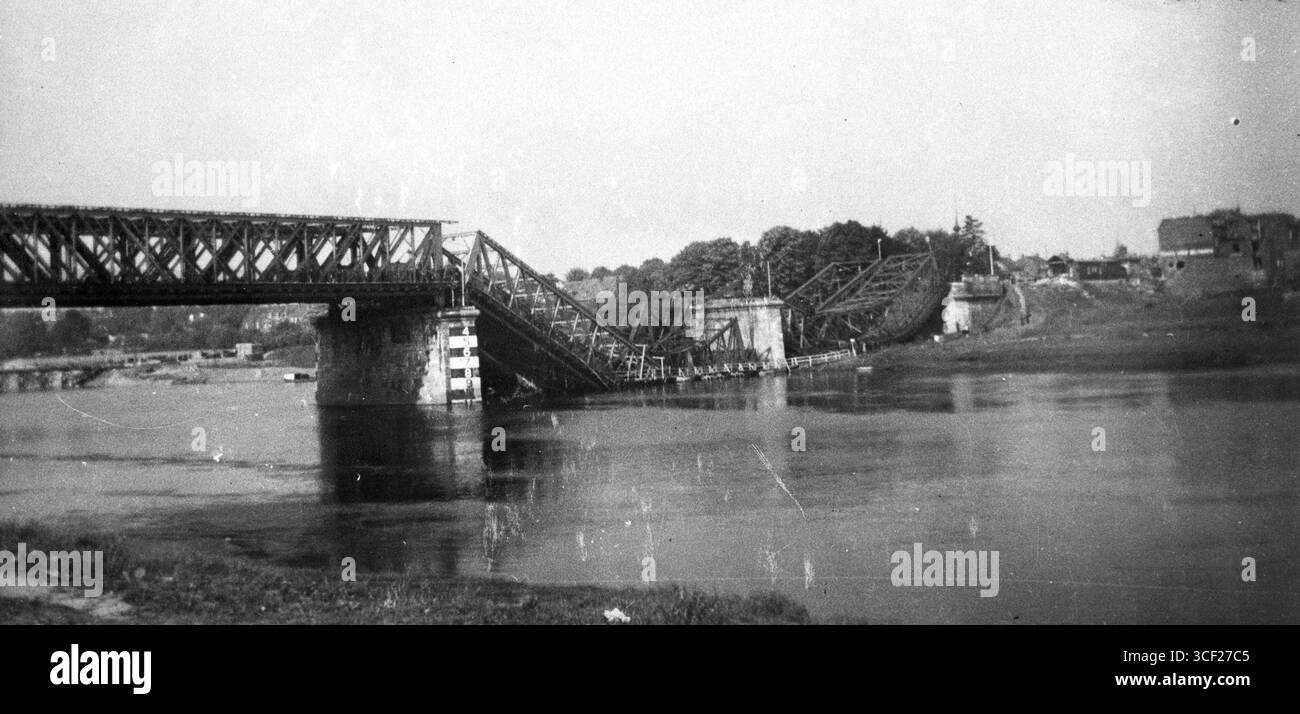 Le pont routier et ferroviaire détruit, explosé par les forces militaires néerlandaises à 4 HEURES DU MATIN le 10 mai 1940, lors de l'invasion allemande. L'image montre le pilier central avec la passerelle vers Blerick en arrière-plan. Banque D'Images