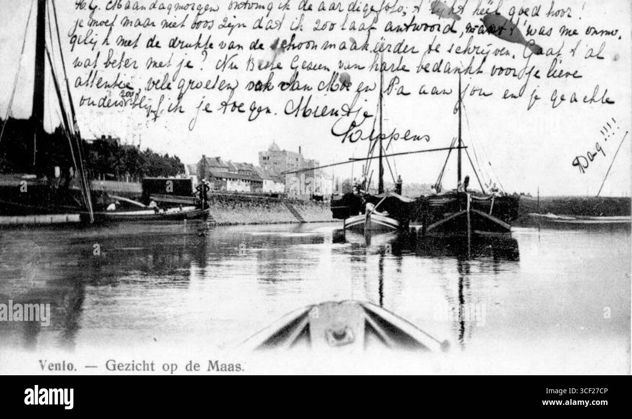 Vue sur la rivière Maas près du quai de déchargement à Venlo, 1906. En arrière-plan, 'de Luif' reste de la muraille de la ville à Havenkade, et l'usine d'enveloppes et de papier de Bontamps sont visibles. Banque D'Images