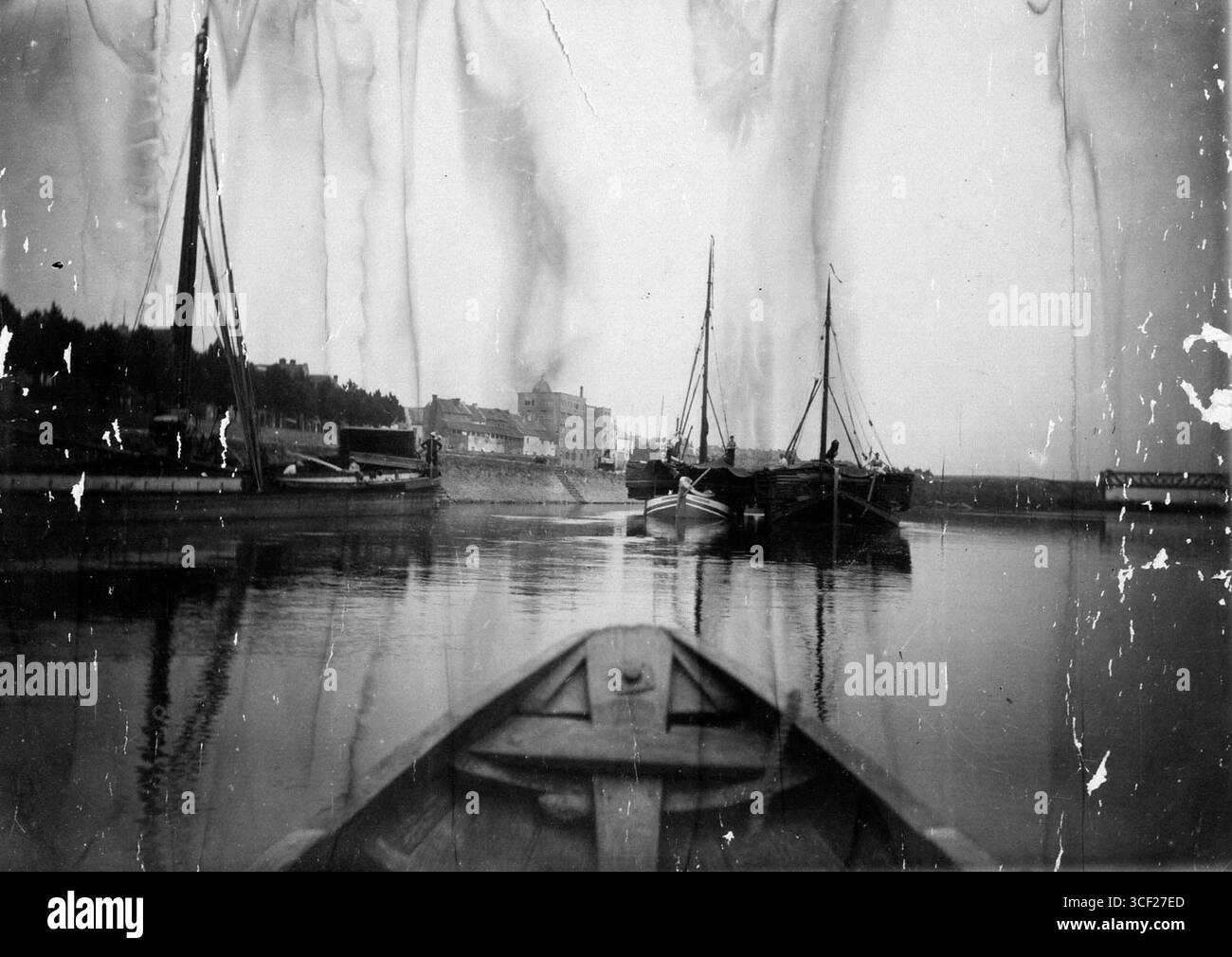 Vue sur le port de Venlo, 1908, avec le Wed. Usine d'enveloppes Bontamps visible sur le côté gauche du Oude Markt. Banque D'Images