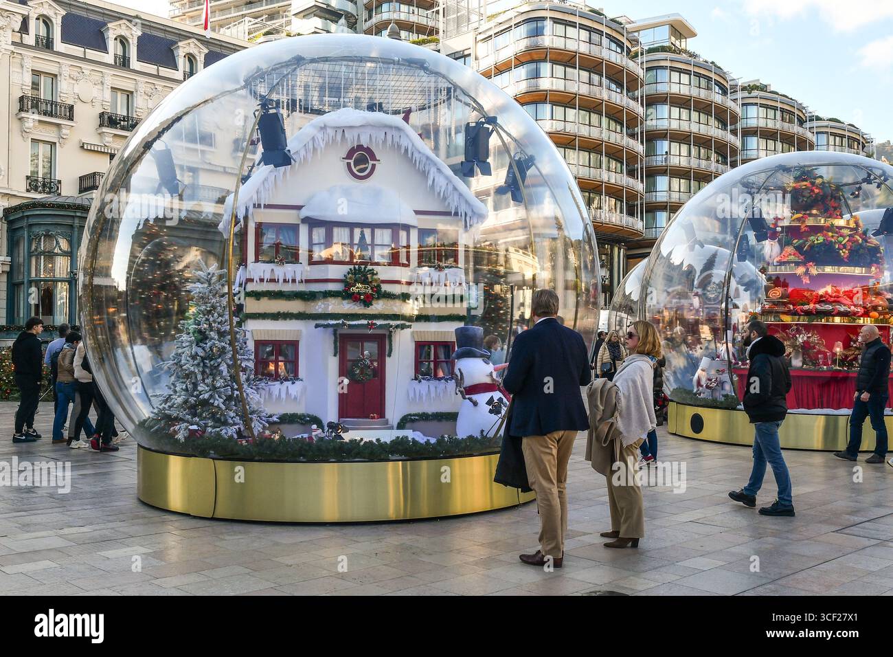 Décorations géantes de Noël sur la place du Casino, la place en face de la célèbre maison de jeux, pendant les vacances d'hiver, Monte Carlo, Monaco Banque D'Images