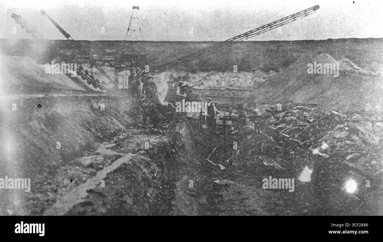 La vieille fosse en argile de la briqueterie Teeuwen à Tegelen, photographiée dans les années 1930 Cette image met en valeur le site industriel utilisé pour l’extraction de l’argile. Banque D'Images