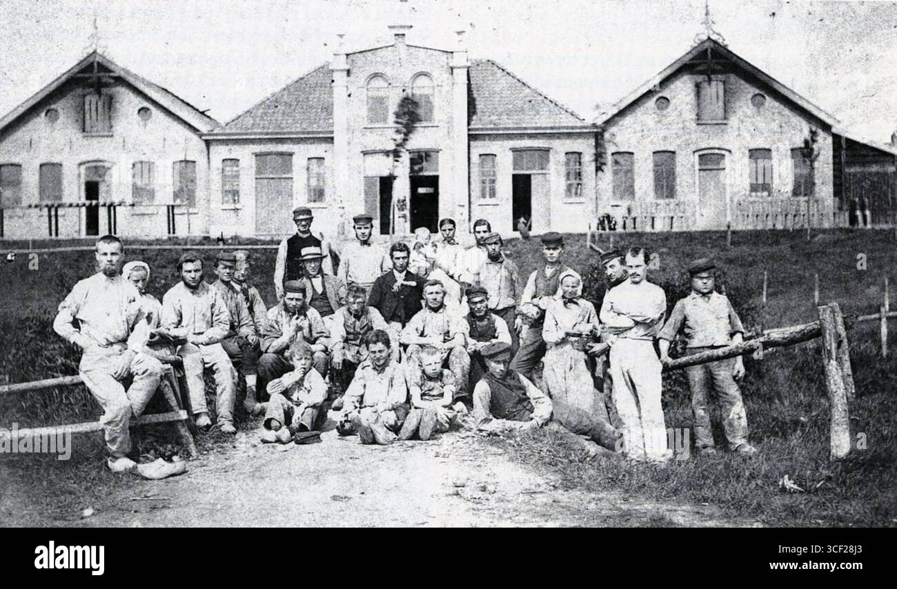 Cette photographie de 1867 montre le personnel de la Deventer IJzeraardenbuizen- en Terracottafabriek, une usine produisant des tuyaux en fer et en terre cuite, située sur Zwolscheweg à Deventer, aux pays-Bas. Banque D'Images