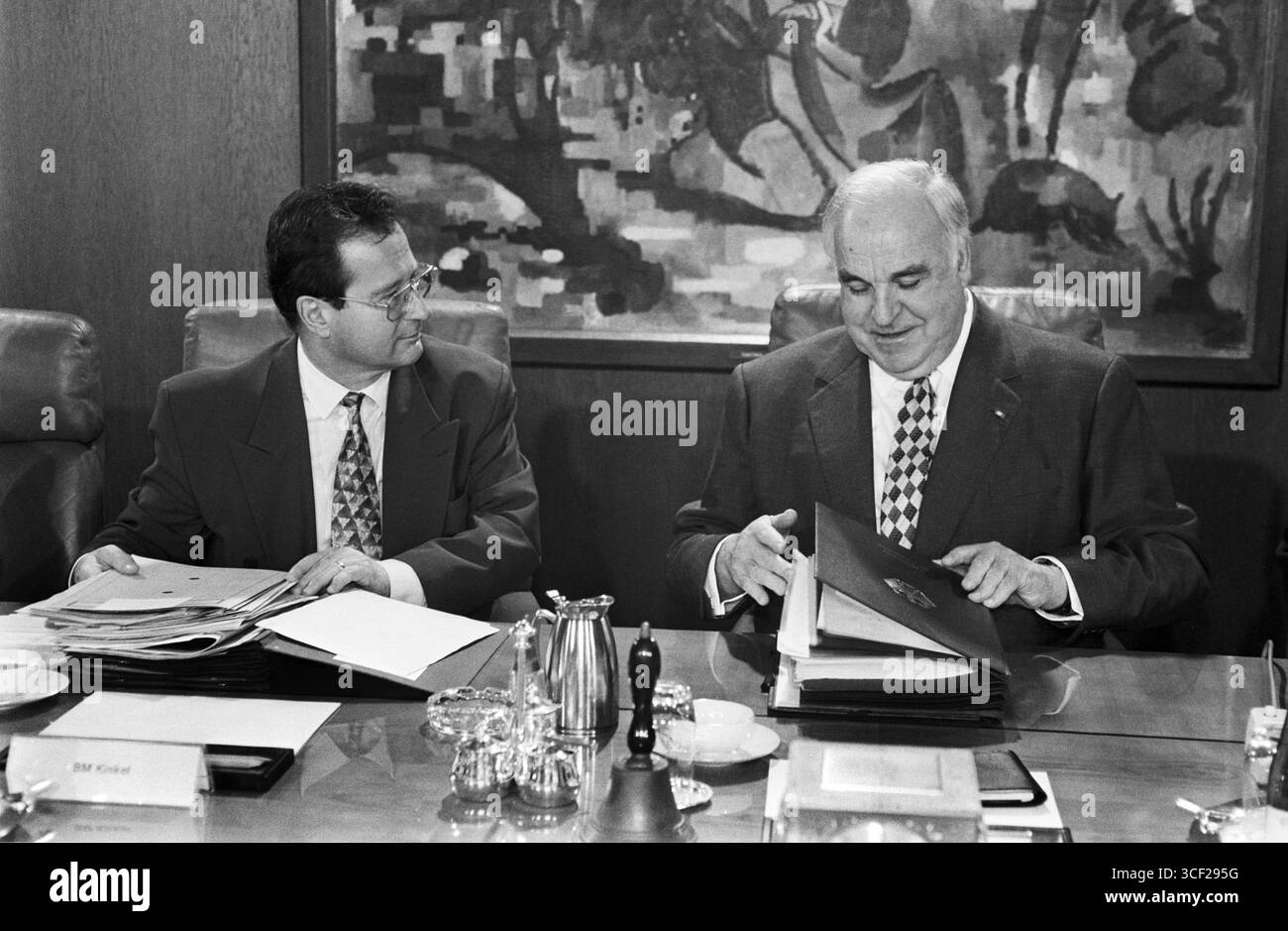 Deutschland, Bonn, 28.02.1996 Archiv : 54-43-26 Kabinettssitzung Foto : Bundeskanzler Helmut Kohl und Bundesaußenminister Klaus Kinkel fuer Ihr Archiv *** Allemagne, Bonn, 28 02 1996 Archives 54 43 26 Réunion du Cabinet photo du chancelier fédéral Helmut Kohl et du ministre fédéral des Affaires étrangères Klaus Kinkel pour vos archives Banque D'Images