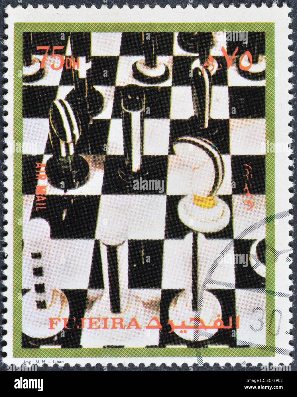 Timbre-poste oblitéré imprimé par Fujairah, qui montre les échecs, vers 1973. Banque D'Images