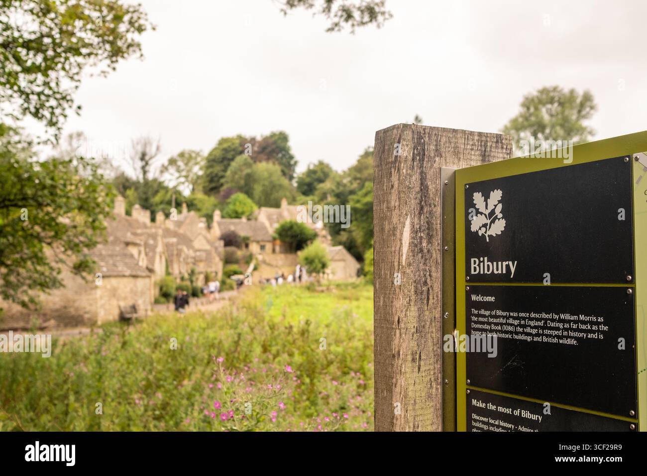 BIBURY, COTSWOLDS- UK- 4 AOÛT 2025 : Bibury village dans les Cotswolds, célèbre pour ses bâtiments en pierre pittoresques et populaire auprès des touristes. Banque D'Images