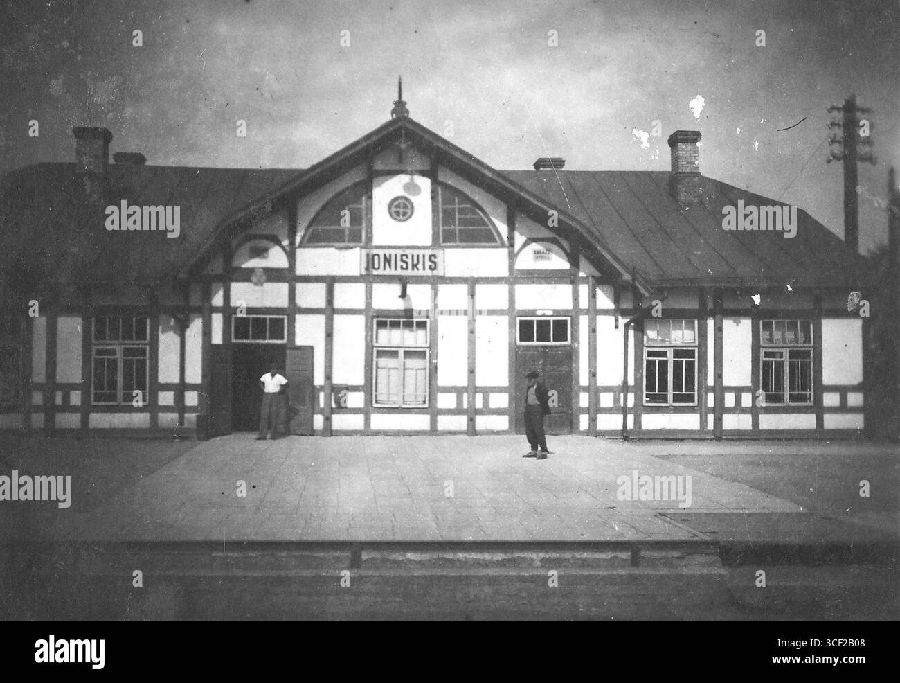 Cette image, capturée pendant l'entre-deux-guerres, montre la gare de Jonikis, en se concentrant sur son rôle dans le développement des systèmes de transport locaux avant la seconde Guerre mondiale. Banque D'Images