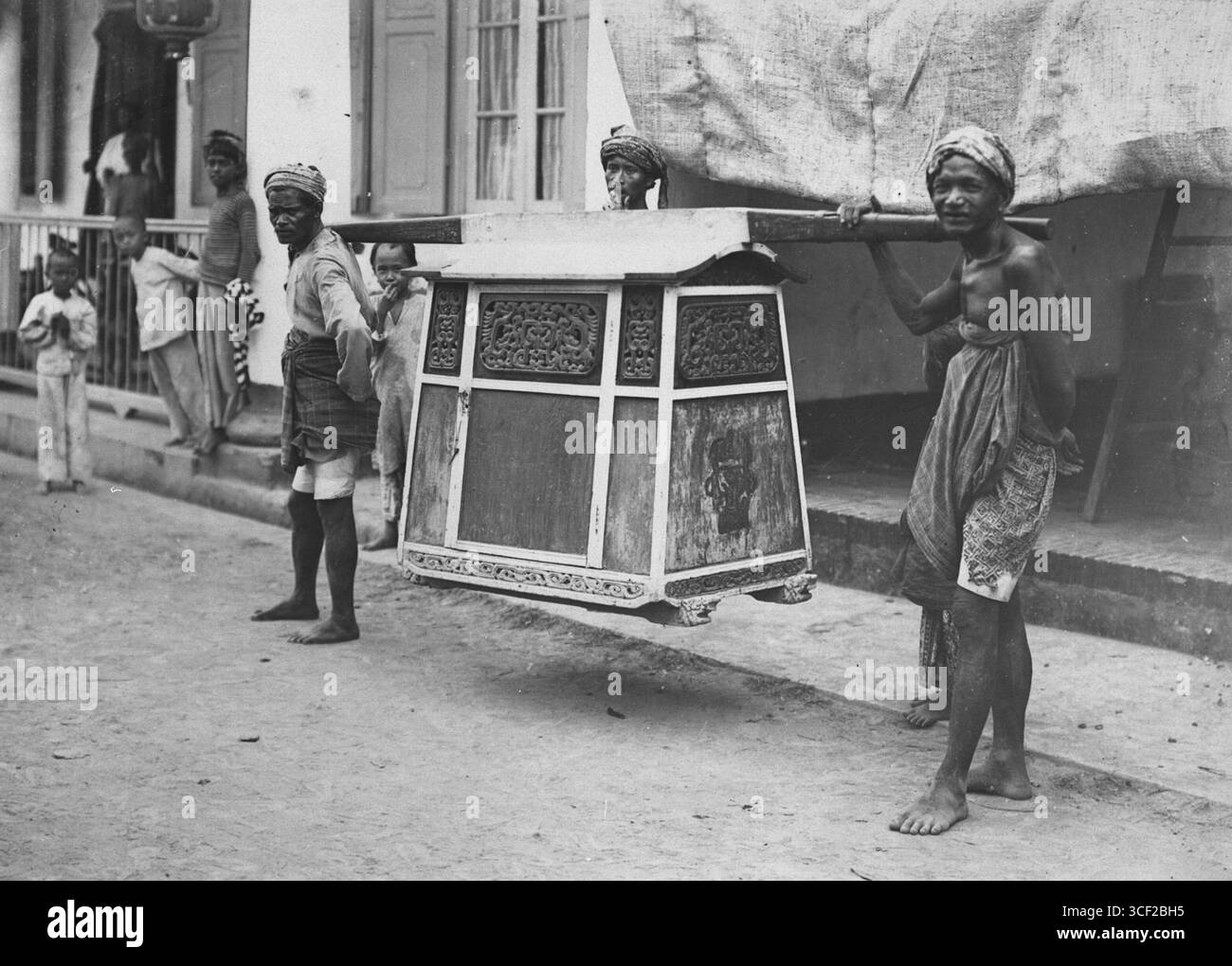 Cette photographie de 1900-1915 montre une chaise berline à Makassar, un moyen de transport traditionnel utilisé pendant la période coloniale en Asie du Sud-est. Banque D'Images