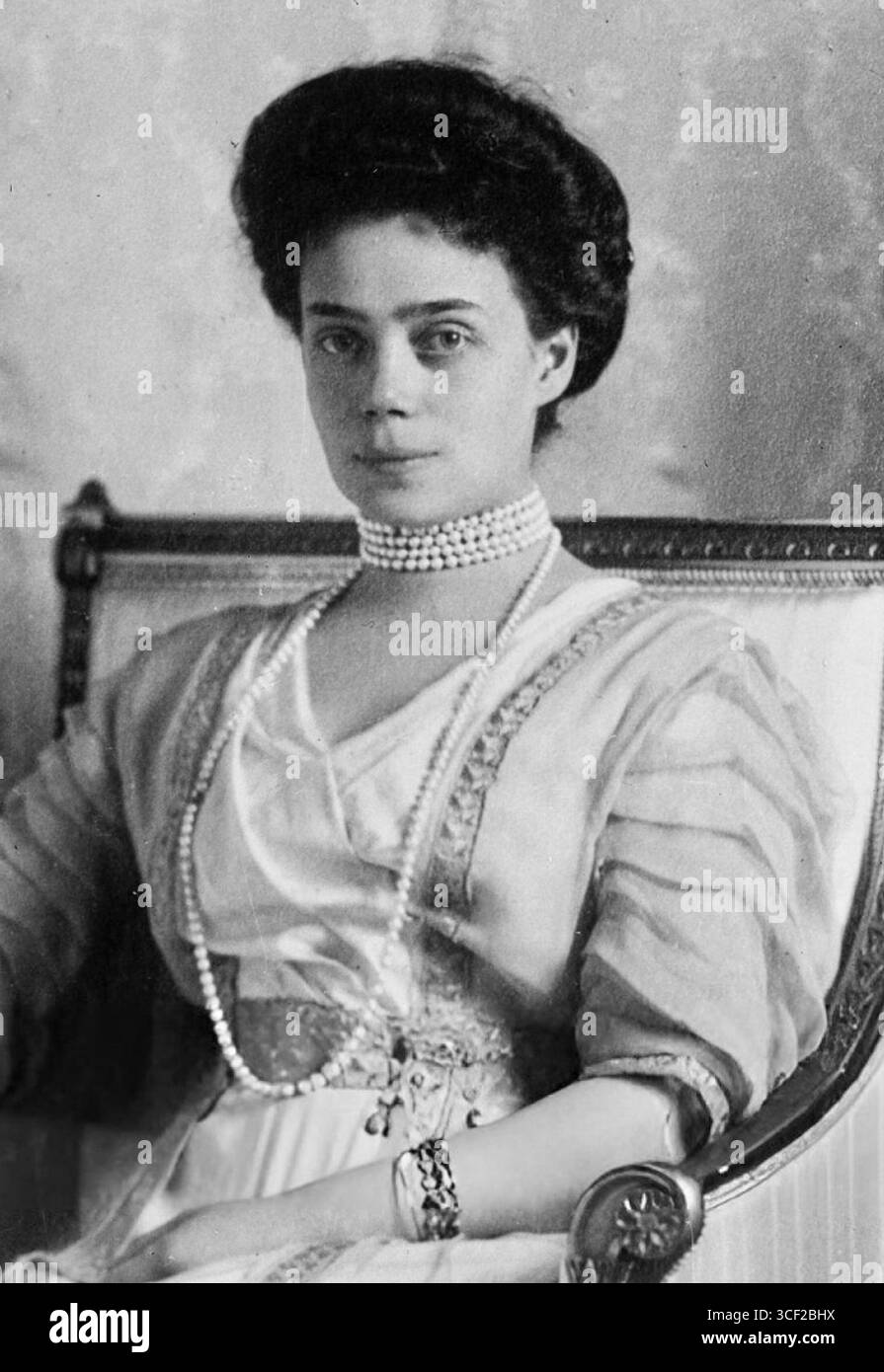 Cette version recadrée et éditée d'un portrait des années 1910 représente la grande-duchesse Xenia Alexandrovna de Russie, soulignant son rôle au sein de la famille impériale russe avant la première Guerre mondiale Banque D'Images