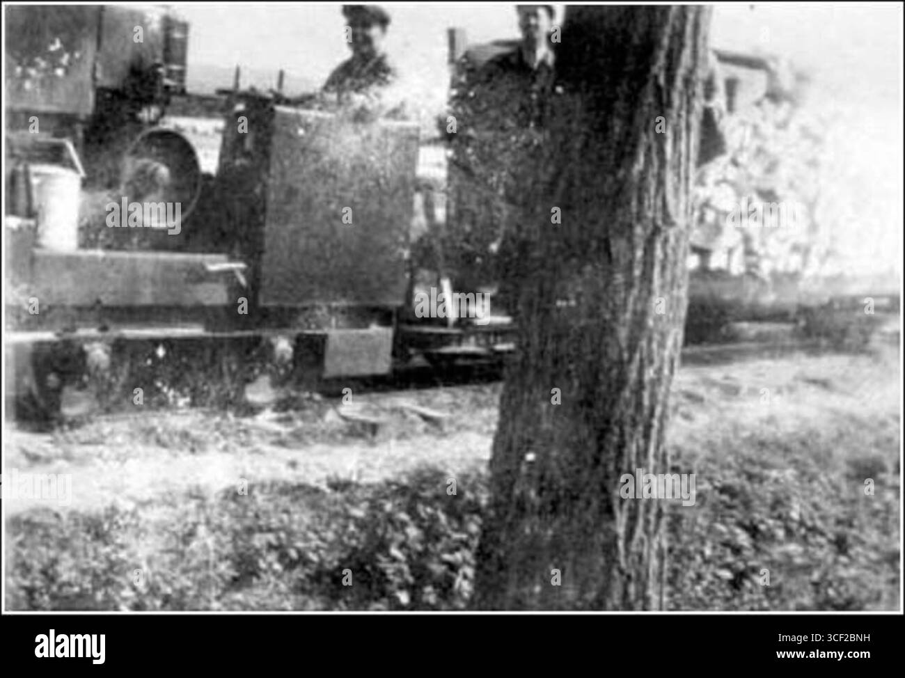 La locomotive Hofherr-Schrantz à voie étroite R20-25, produite entre 1918 et 1925, a été utilisée principalement pour le transport ferroviaire régional. Ces locomotives étaient une partie importante du réseau ferroviaire en Europe au début du XXe siècle, connues pour leur conception compacte et leur efficacité. Banque D'Images