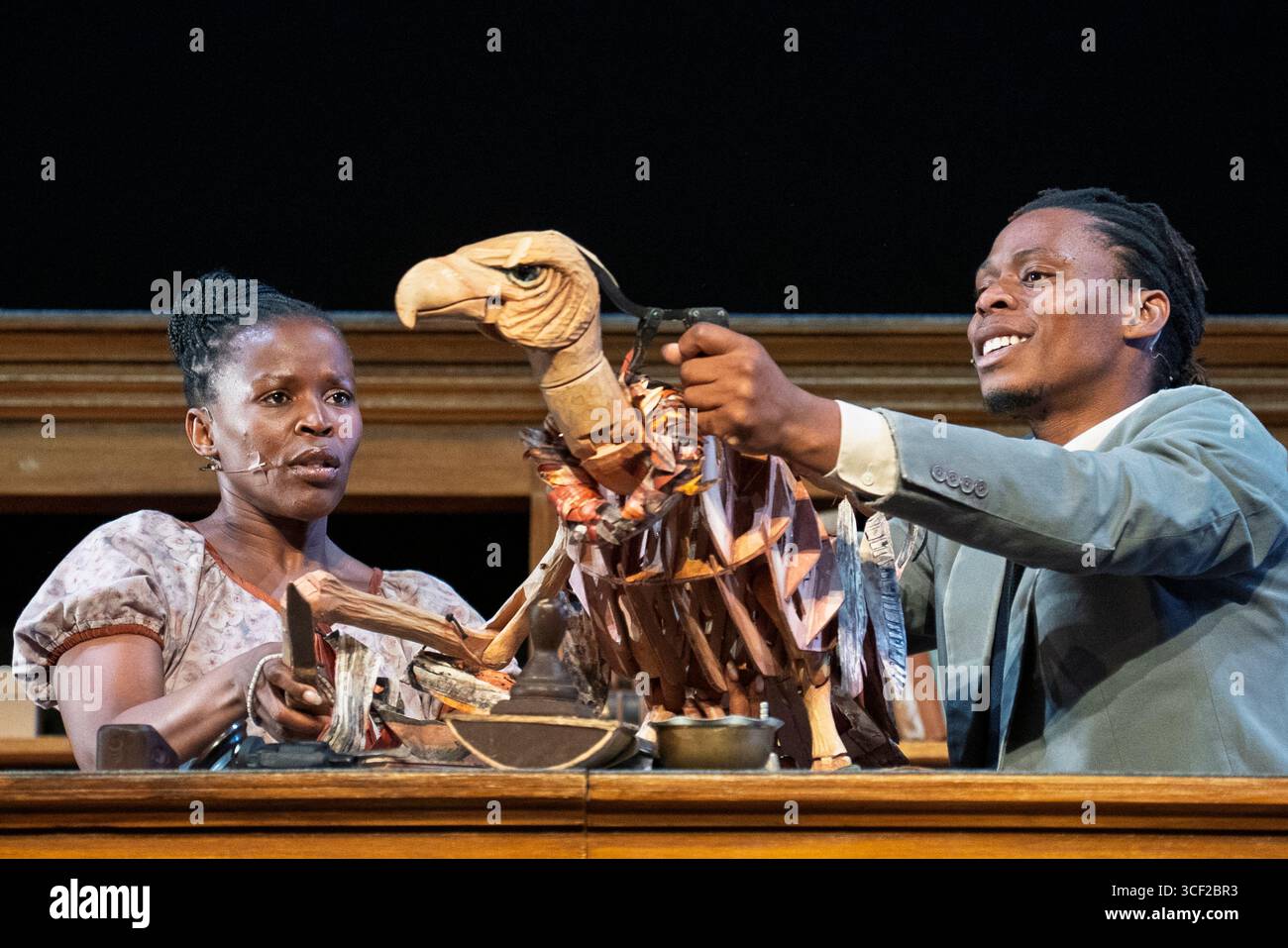 Édimbourg, Écosse, Royaume-Uni. 20 août 2025. Extrait de performance de Handspring Puppet Company remaniement audacieux de sa production Faustus 1995 maintes fois primée en Afrique ! . Dirigée par William Kentridge, la production imagine le récit intemporel de la chute de Faust, en le recadrant pour faire face aux coûts catastrophiques du colonialisme et de l’urgence climatique. Crédit ; Iain Masterton/Alamy Live News Banque D'Images