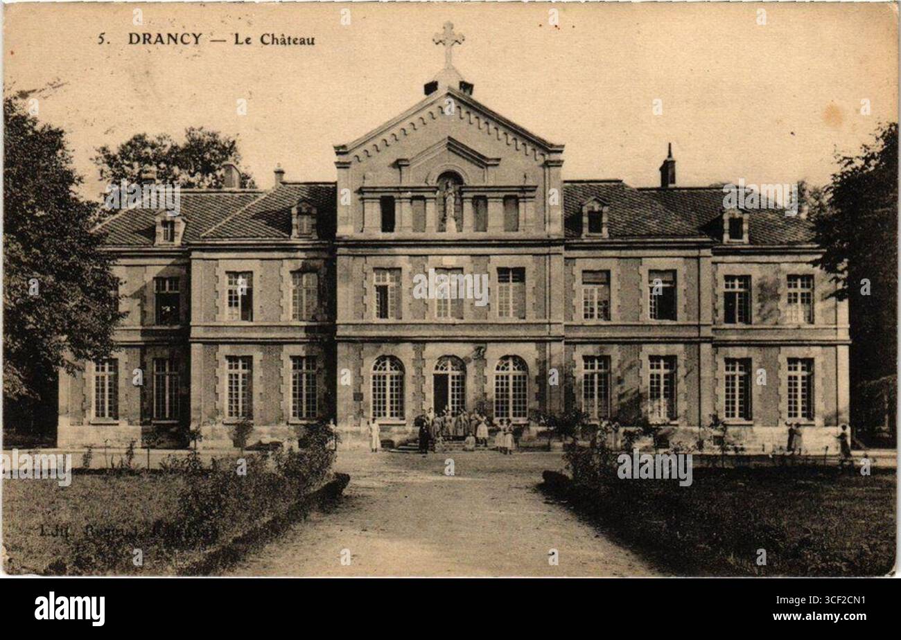 Le Château de Drancy, photographié dans les années 1900, était une structure historique importante dans la région. Ce bâtiment, riche en histoire, reflète le patrimoine architectural et culturel de Drancy au début du XXe siècle. Banque D'Images