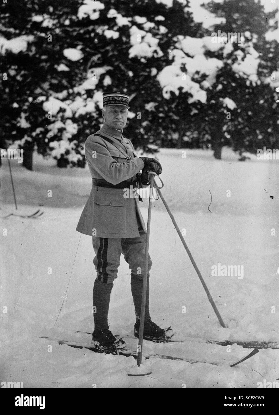 Une photographie de 1931 de font Romeu montrant des manœuvres en ski alpin avec le général Brousseau à skis. L'image documente l'entraînement militaire dans les sports d'hiver, mettant en valeur à la fois l'implication du général et le paysage hivernal. Banque D'Images