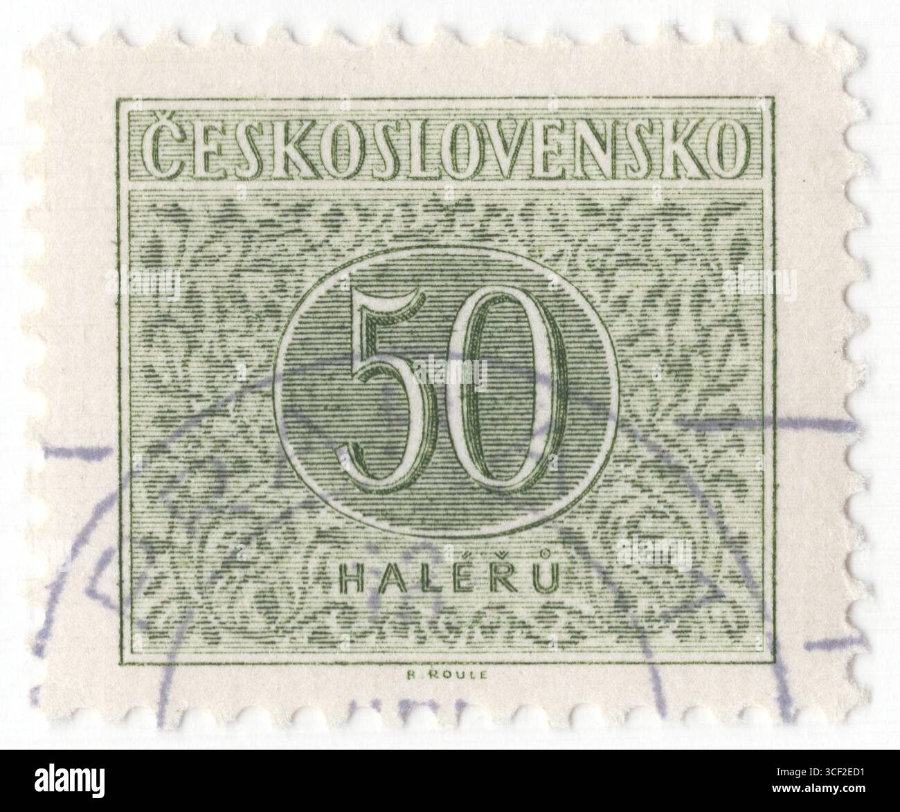 TCHÉCOSLOVAQUIE - 1955 avril 15 : 50 haléř timbre gris-vert Postage due représentant une œuvre d'art abstraite avec dénomination, chiffre de valeur dans un cadre ovale et ornement floral Banque D'Images