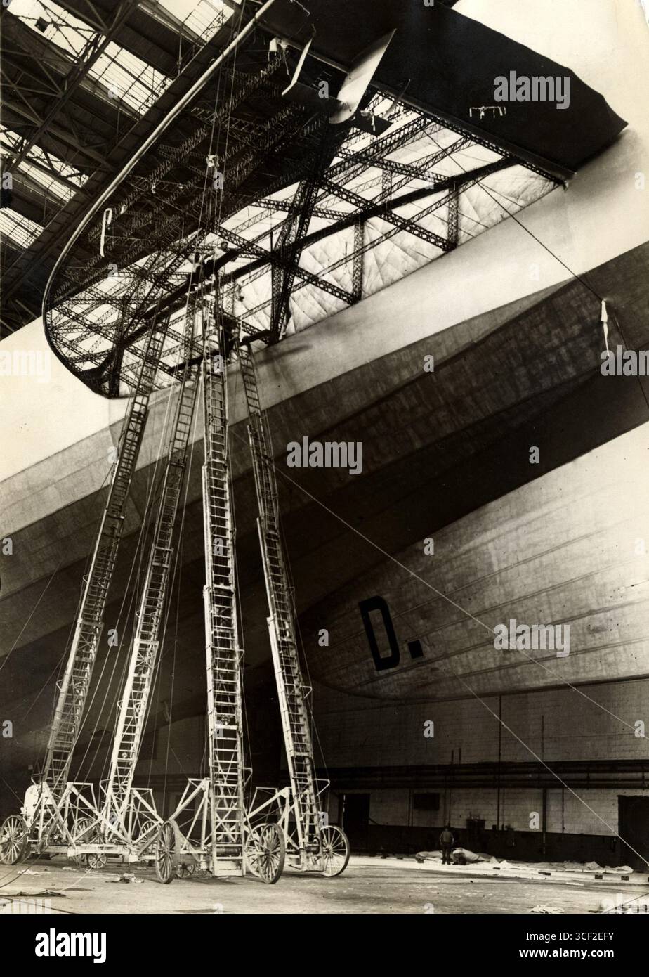 La nageoire arrière du *Graf Zeppelin*, endommagée lors de sa première traversée transatlantique vers l’Amérique, est en cours de réparation dans le hangar de Lakehurst, en octobre 1928. Banque D'Images