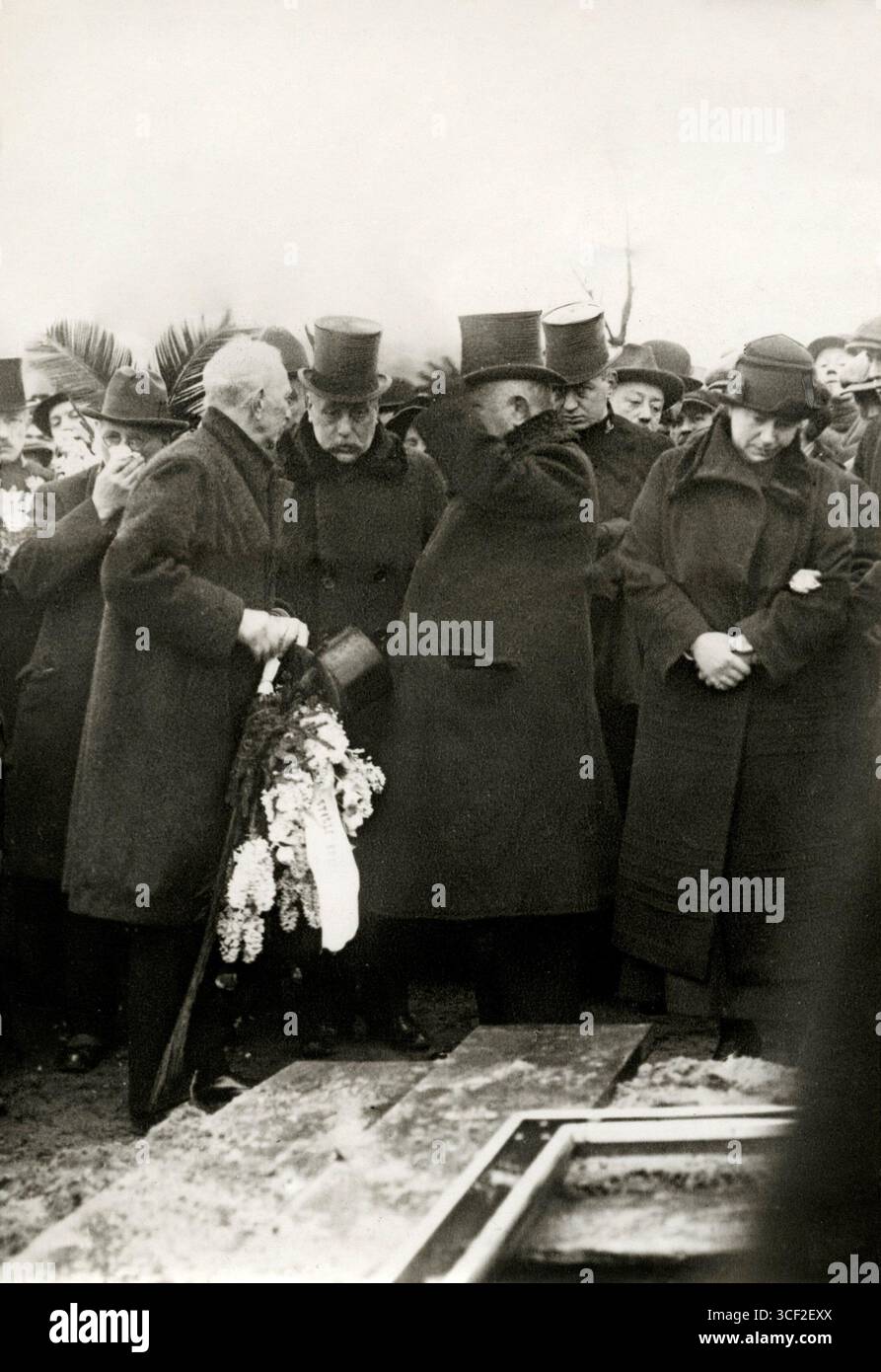 Cette photographie de 1925 montre les funérailles du patineur de vitesse néerlandais Jaap Eden à Haarlem. Il est l'un des athlètes les plus célèbres des pays-Bas. Banque D'Images