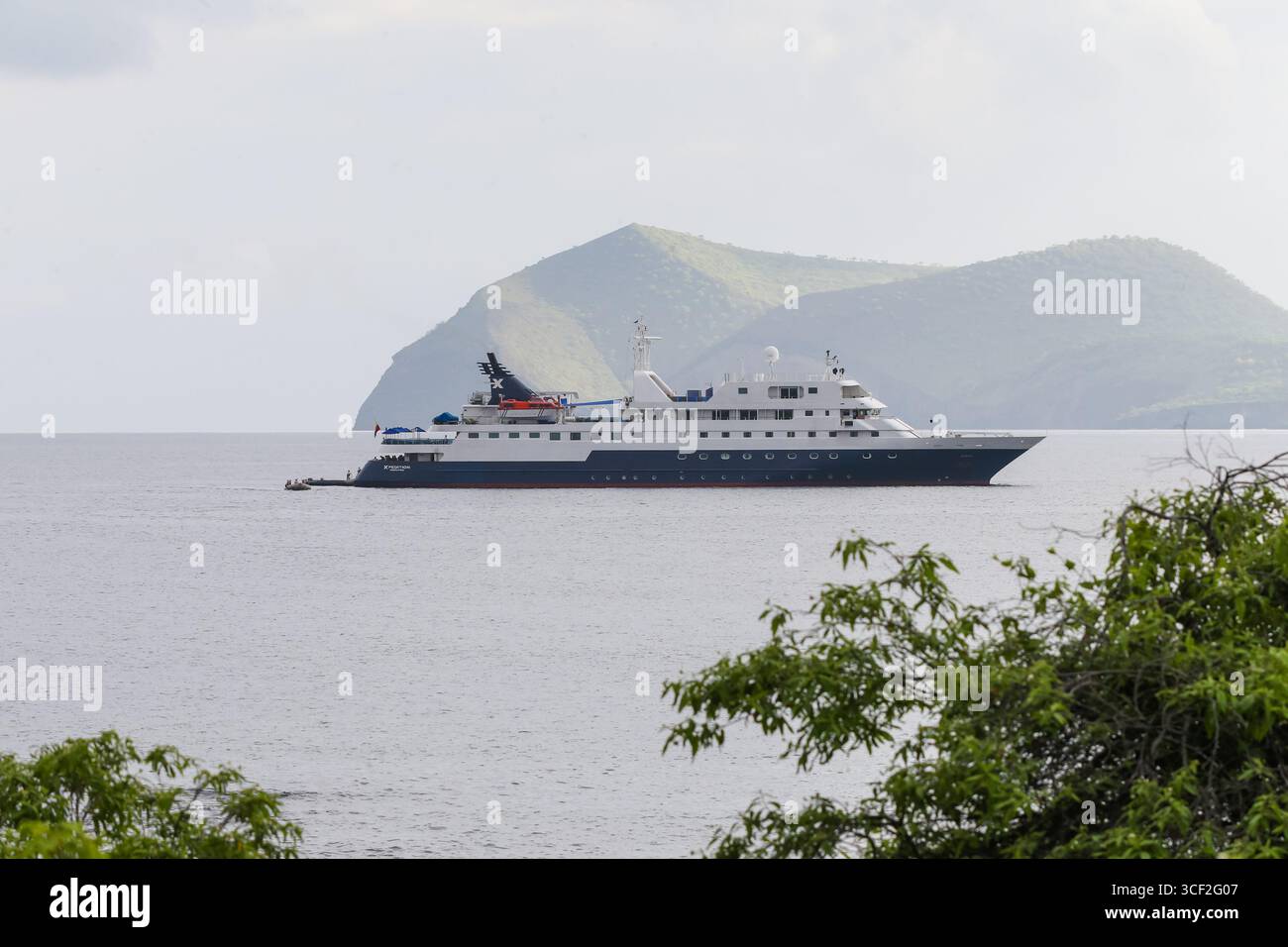 Île de Santiago, Galapagos - 25 mars 2018 : XPedition de Celebrity Cruises ancrée au large de l'île de Santiago, îles Galápagos, Équateur. Banque D'Images