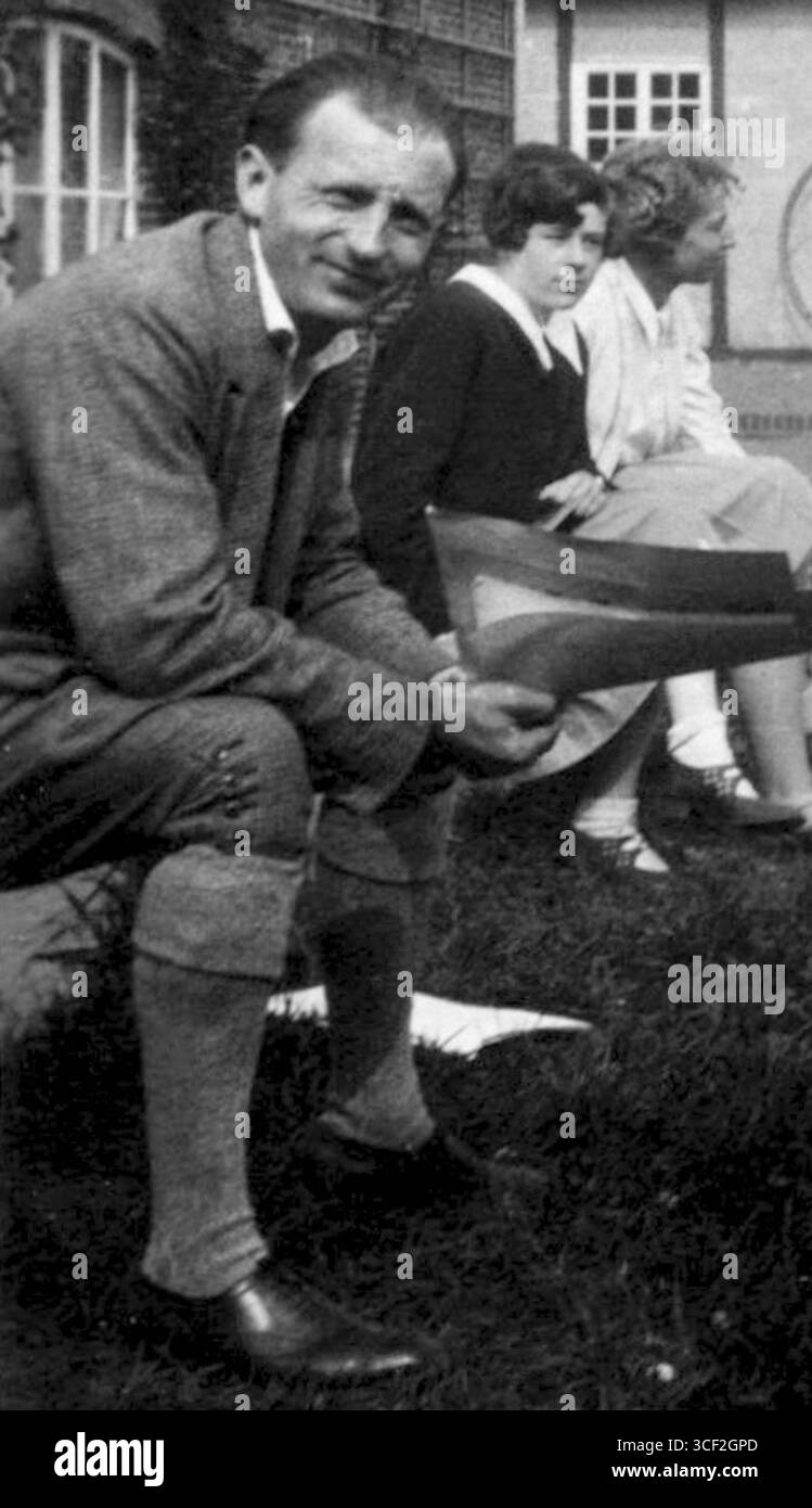 Dr Friedrich Konekamp (1897–1977) est montré dans cette image de 1929 assis à l'école au bord de la mer sur l'île de Juist en Prusse. L'école, connue pour son approche éducative progressive, est capturée en arrière-plan, soulignant le contexte historique de l'époque. Banque D'Images