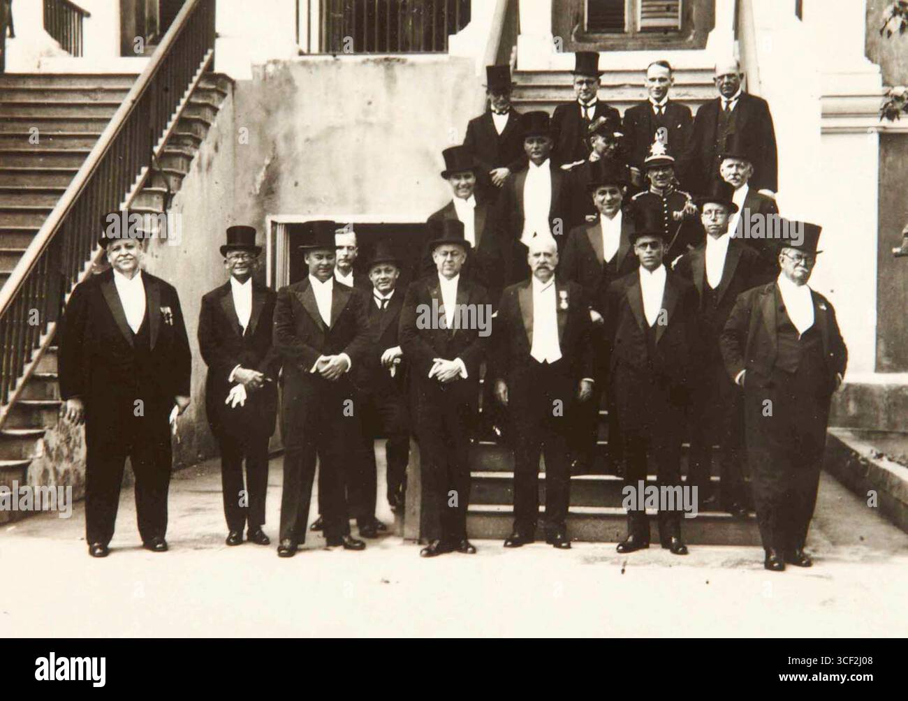 Une photo prise entre 1900-1930 montrant des membres du conseil colonial posant devant la mairie. Banque D'Images
