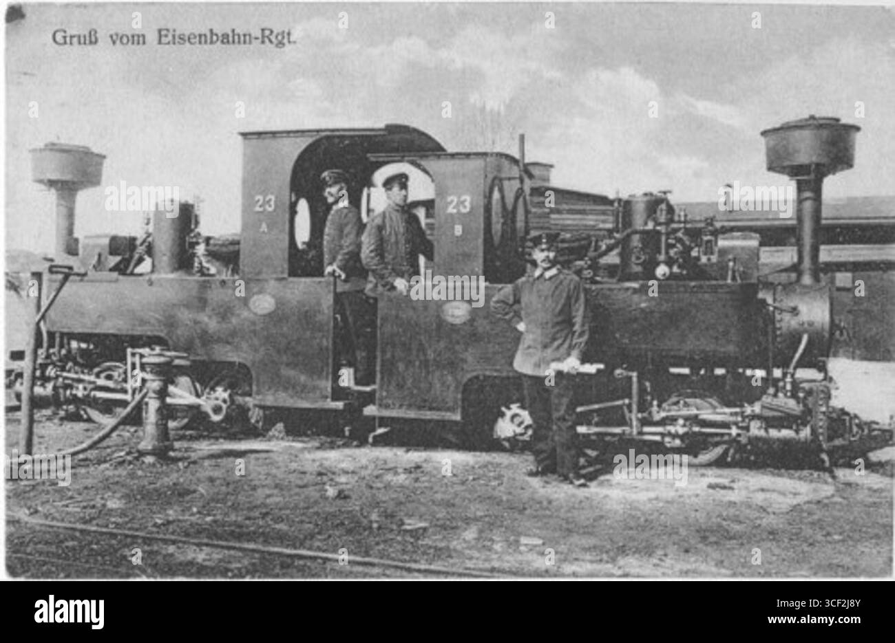 Une photographie datant d'environ 1900-1918 montrant les locomotives jumelles, Zwillinge Nr. 23 A et 23 B, utilisées par le régiment des chemins de fer allemand pendant la première Guerre mondiale. L'image reflète le transport militaire et la logistique pendant la guerre. Banque D'Images