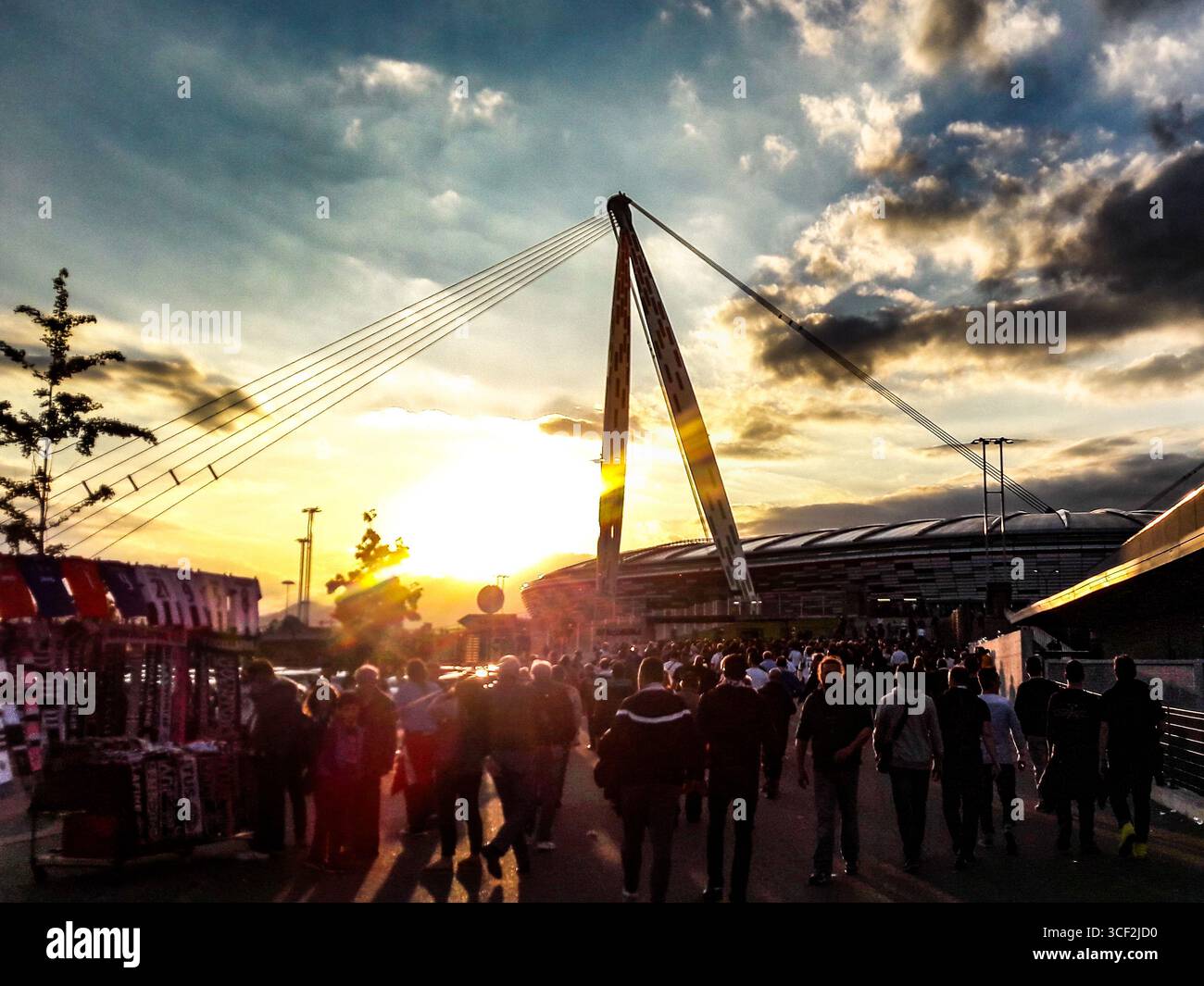 Foule entrant dans le stade Juventus au coucher du soleil avant le match de Ligue des Champions de l'UEFA entre la Juventus et L'AS Monaco à Turin, en Italie Banque D'Images