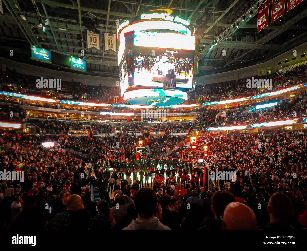 Cérémonie PREGAME avec des joueurs alignés sur le court à Capital One Arena lors d'un match NBA à Washington, DC, États-Unis. Banque D'Images