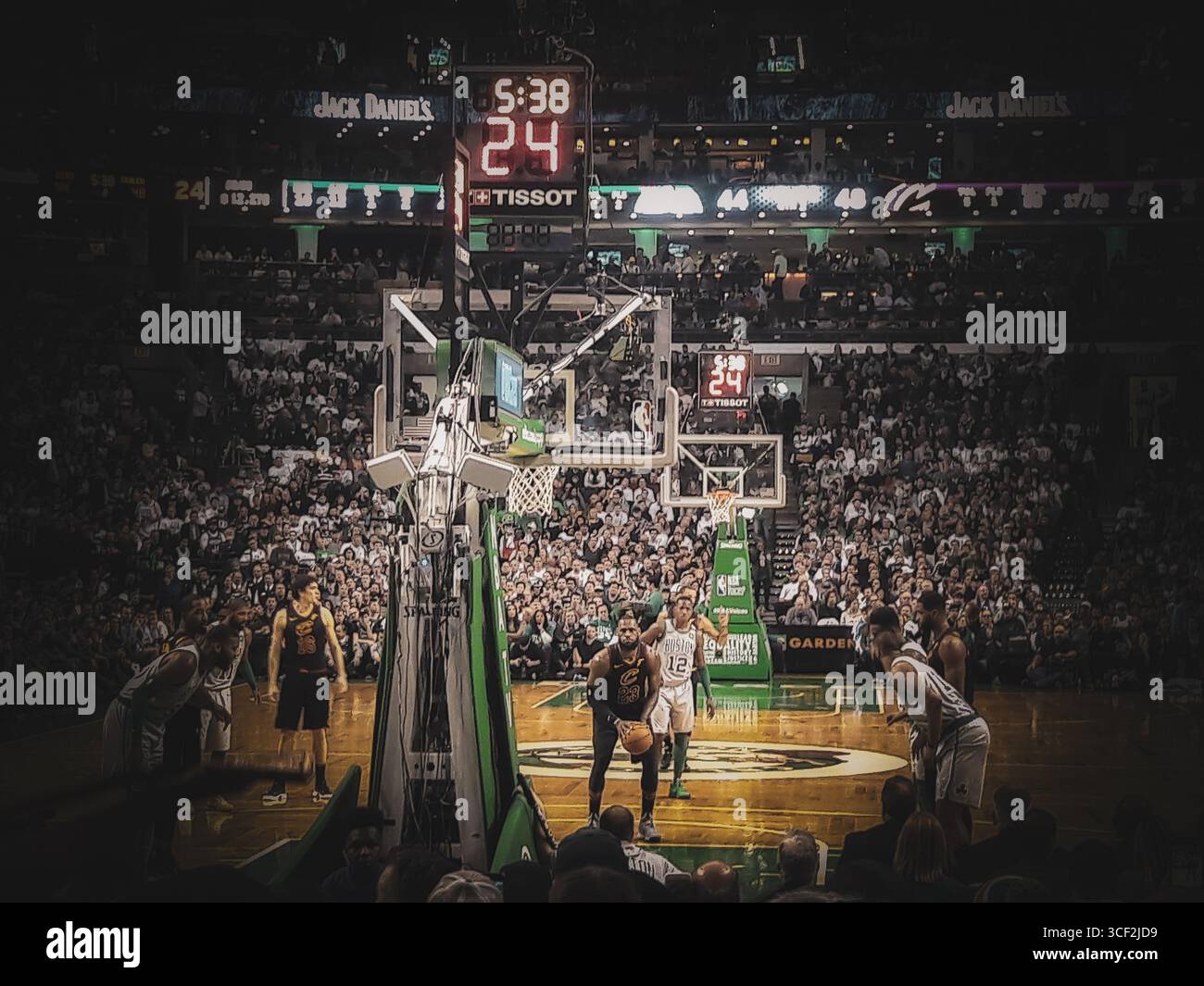 Cavaliers de Cleveland Lebron James en lancer franc contre les Celtics de Boston lors d'un match NBA au TD Garden à Boston, Massachusetts Banque D'Images