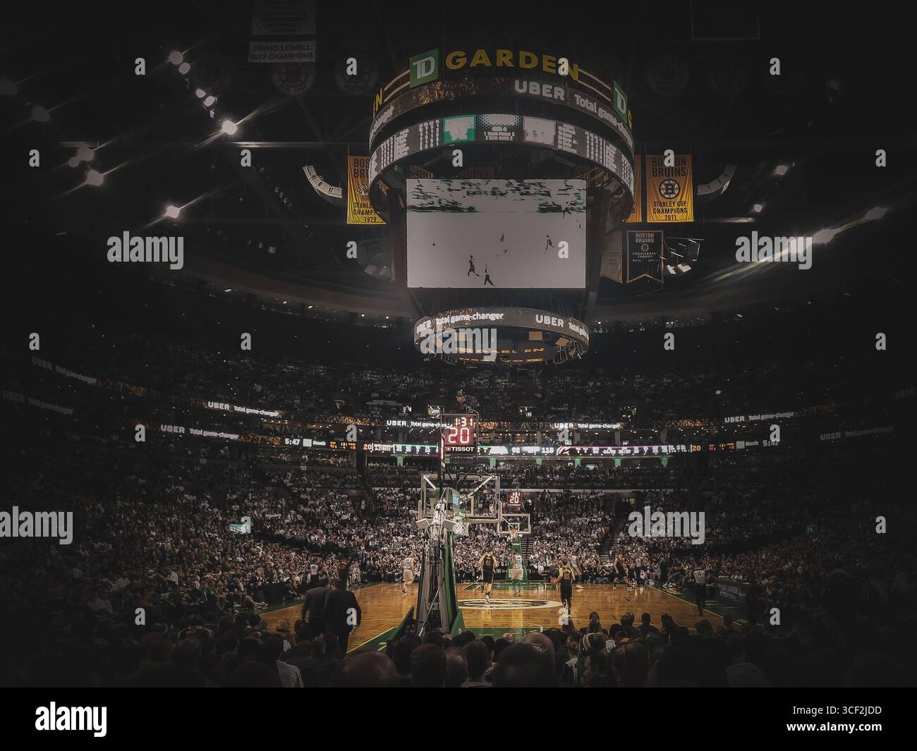 Vue panoramique de TD Garden rempli de fans lors d'un match NBA entre les Celtics de Boston et les cavaliers de Cleveland à Boston, Massachusetts. Banque D'Images