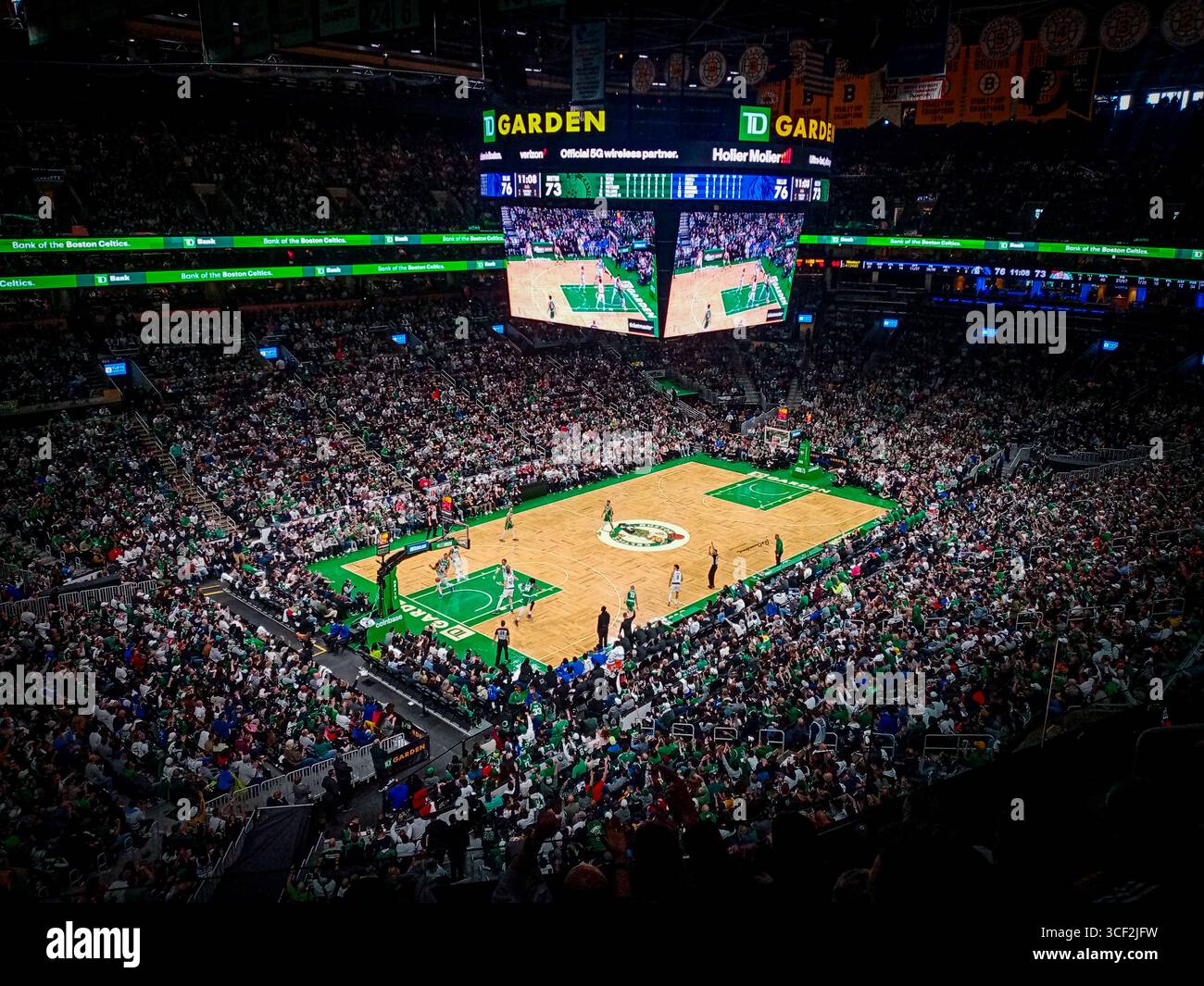 Foule bondée au TD Garden lors d'un match NBA avec les Celtics de Boston à Boston, Massachusetts. Banque D'Images