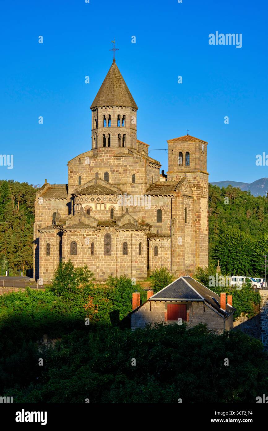 France, Puy-de-Dôme, Parc naturel régional des volcans d'Auvergne, massif des Monts Dore, Saint-Nectaire, église Saint-Nectaire du XIIe siècle Banque D'Images