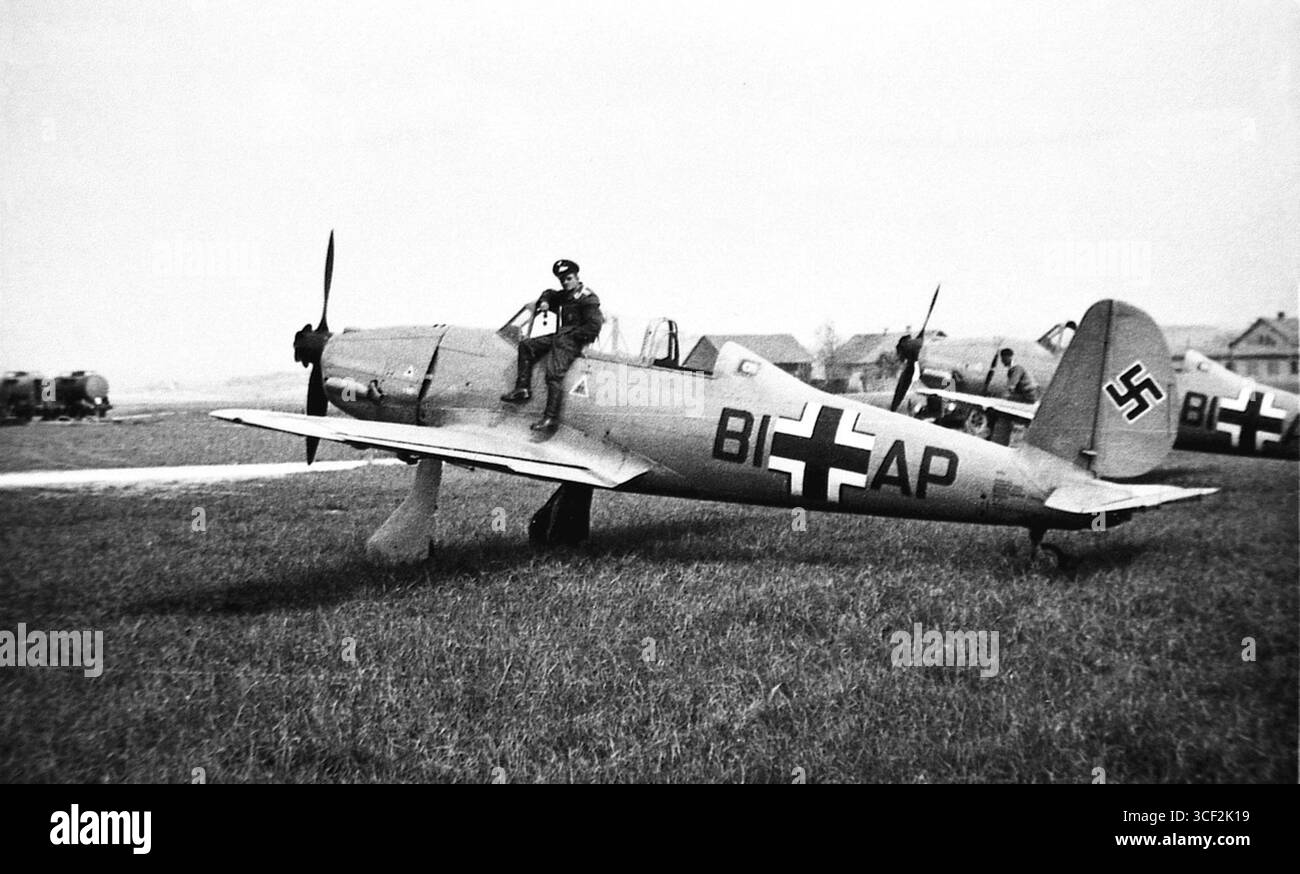 L'avion Arado AR 96 A, marqué "BI+AP", était propulsé par un moteur Argus AS 10C de 240 ch. Cet avion a probablement servi à la formation pendant l'exercice 1939-40/13. L'image montre des wagons-citernes de carburant sur une voie d'évitement ferroviaire à un aérodrome militaire. Banque D'Images