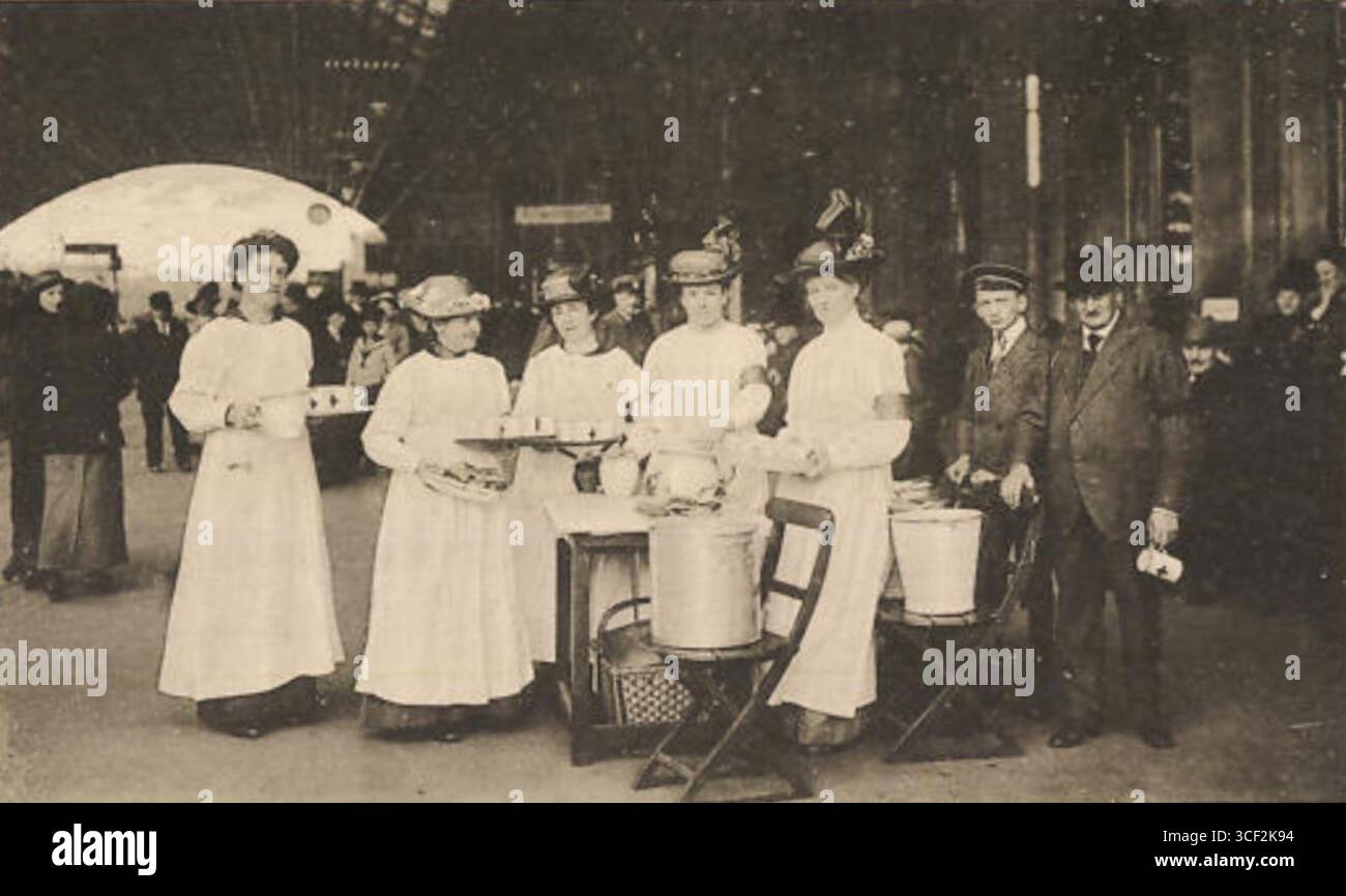 Carte postale des années 1910 montrant un groupe de la Croix-Rouge à la gare principale de Magdebourg, en attente de l’arrivée de soldats blessés pendant la première Guerre mondiale. Le groupe est soutenu par la Vaterländischer Frauenverein (Association des femmes patriotiques). Banque D'Images