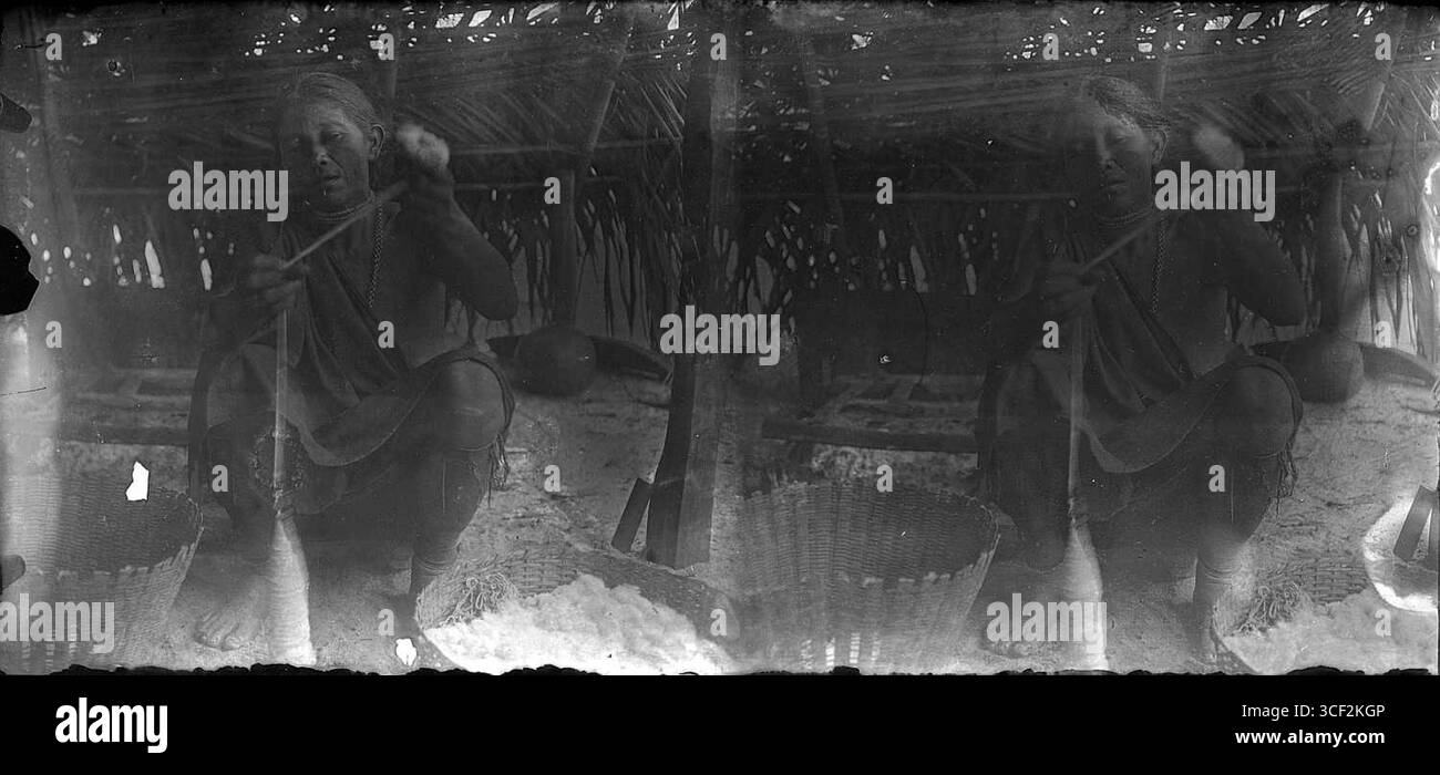 Cette photo stéréoscopique de 1910-1940 montre une personne filant des fils de coton. L'image capture une méthode traditionnelle de filature du coton, un métier crucial dans de nombreuses cultures, en particulier dans la production textile. Banque D'Images