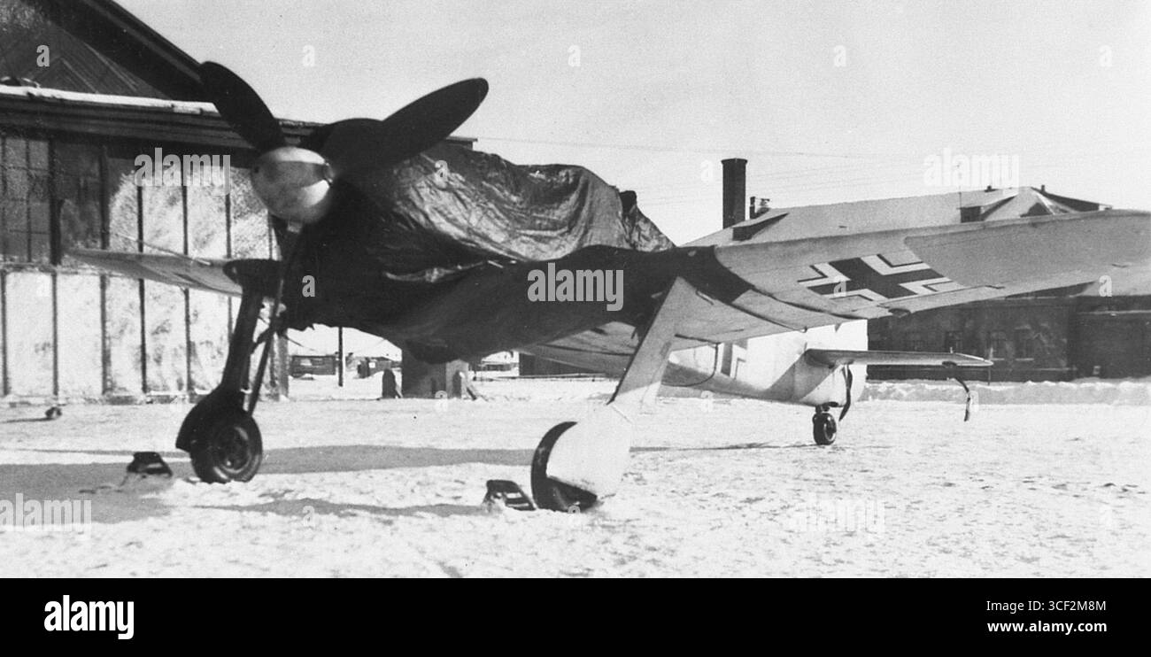 Cette image montre un avion Focke-Wulf Fw 190 De la série A dans des conditions hivernales. L'avion, probablement utilisé sur le front de l'est en raison de ses marques jaunes, fait partie d'une série de modèles (A-2, A-3, A-4) à partir du 1er janvier 1942. Banque D'Images