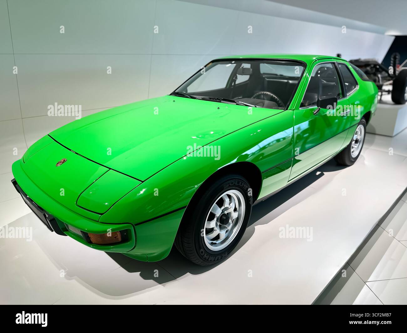 Une Porsche 924 vert vif exposée, une voiture de sport classique des années 1970. Banque D'Images