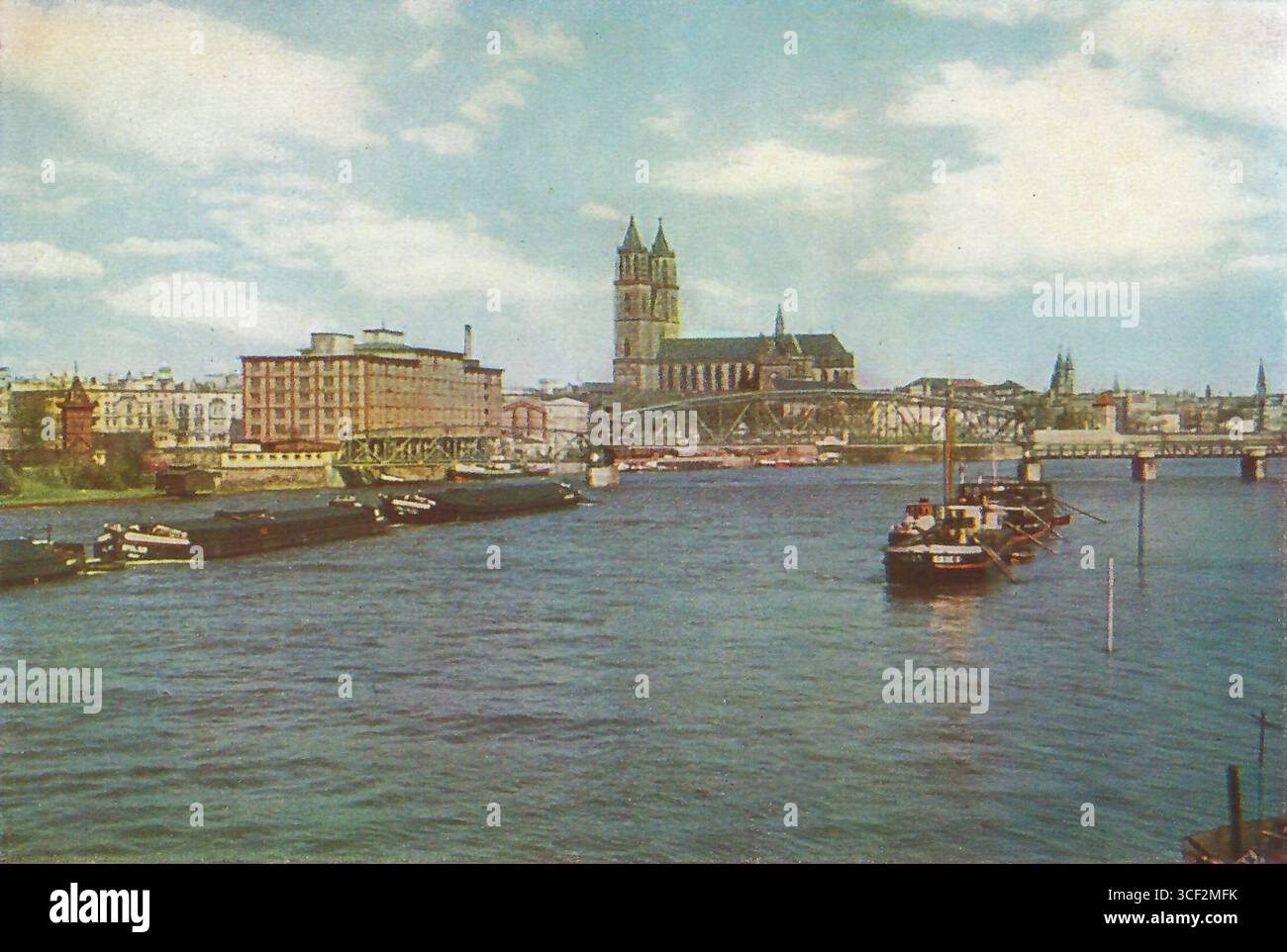 Cette vue d'avant 1945 depuis le pont Sternbrücke montre la cathédrale de Magdebourg et le Hubbrücke, soulignant la connexion des bâtiments emblématiques à l'Elbe et leur place dans le paysage de Magdebourg. Banque D'Images