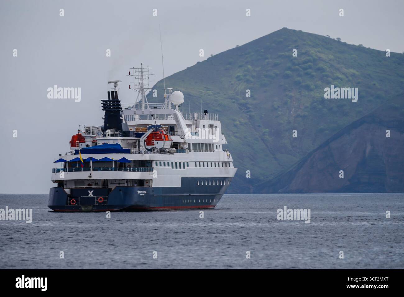 Île de Santiago, Galapagos - 25 mars 2018 : XPedition de Celebrity Cruises ancrée au large de l'île de Santiago, îles Galápagos, Équateur. Banque D'Images